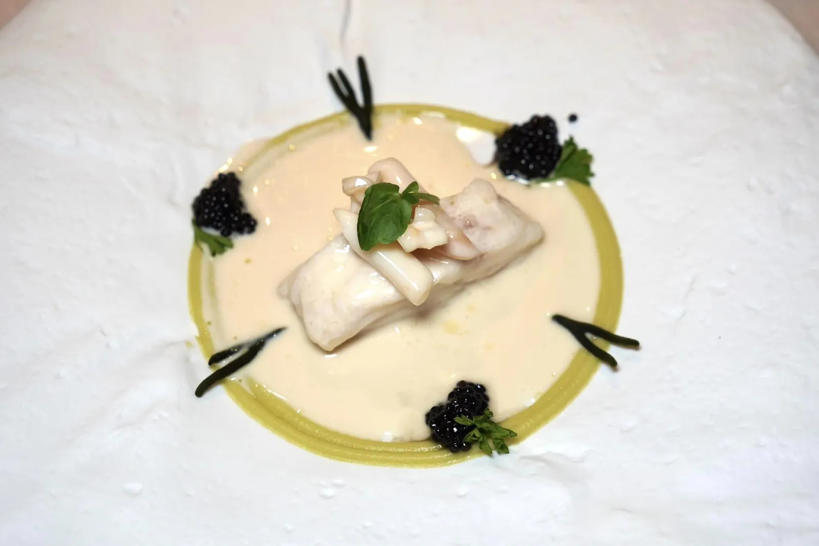 Thai-style Galician hake with razor clams, celeriac, plankton and caviar เนื้อปลามีความเฟิร์ม เคี้ยวสู้ฟันเล็กน้อยตามธรรมชาติของวัตถุดิบซึ่งตัดกันอย่างลงตัวกับกอยหลอดนุ่มเด้งที่ท็อปอยู่ด้านบน ด้านล่างรองด้วยซอสรวมไปถึงองค์ประกอบจากแพลงก์ตอนและคาเวียร์ (19/20)