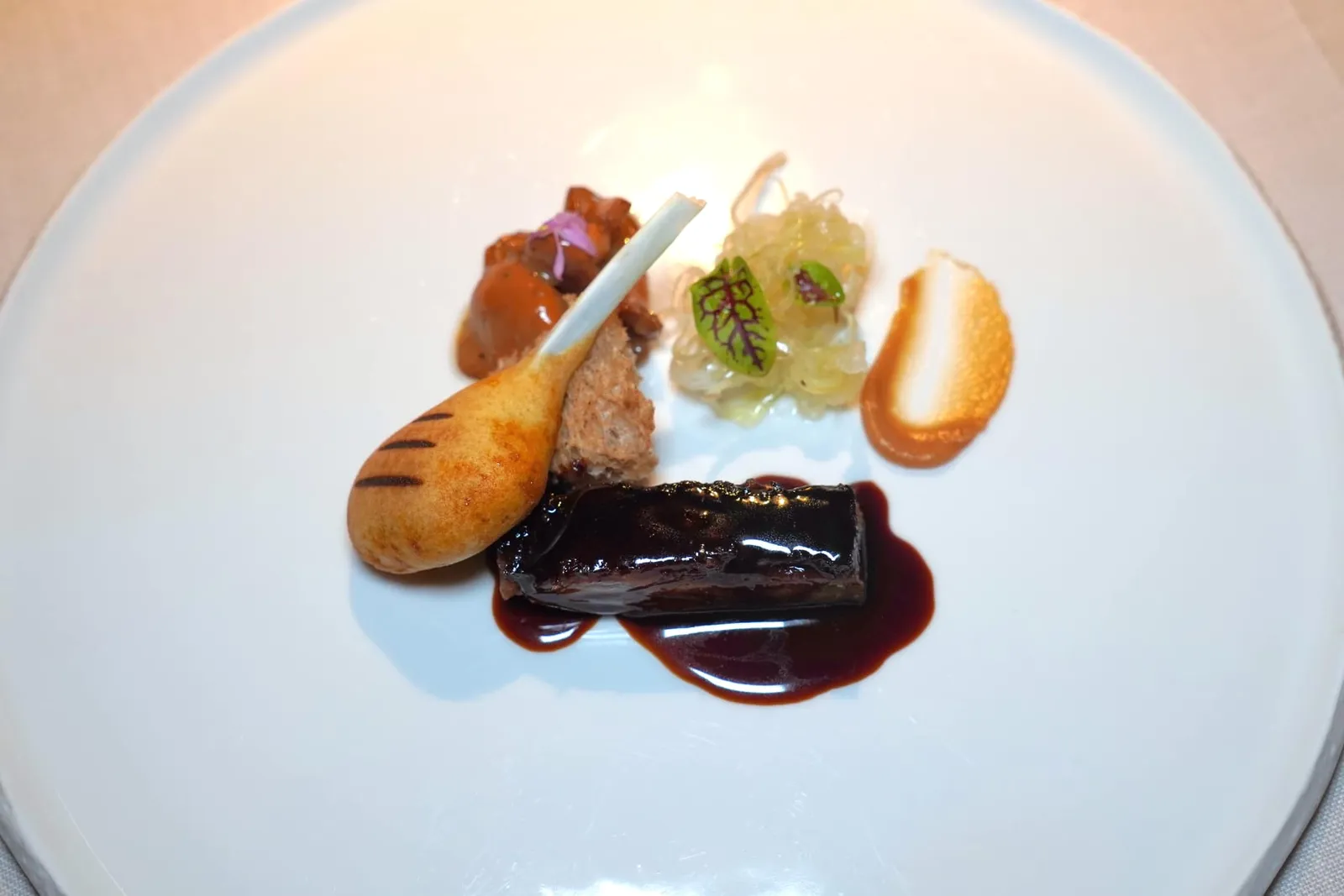 Lamb shoulder, seasonal mushrooms, roasted garlic and anticuchero ribs เนื้อลูกแกะส่วนหัวไหล่ปรุงสุกในอุณหภูมิต่ำเพื่อให้มีความนุ่มและฉ่ำ เชฟผสมผสานเข้ากันกับรสชาติของกระเทียมย่าง ข้างกันคือสลัดผัก Chard ขนมปังเห็ดตามฤดูกาล นอกจากนี้ยังมีเนื้อส่วนซี่โครงของลูกแกะเสิร์ฟมาอีกด้วย (19/20)