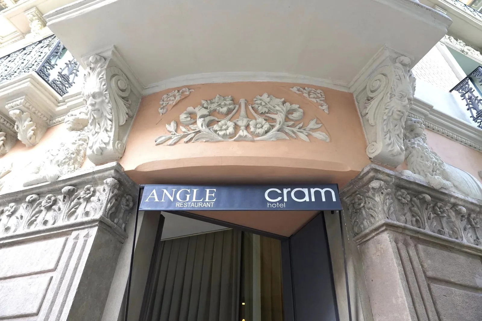 Hotel Cram Barcelona ตั้งอยู่ในเขต Eixample ใจกลาง Barcelona นครหลวงแห่งแคว้น Catalonia