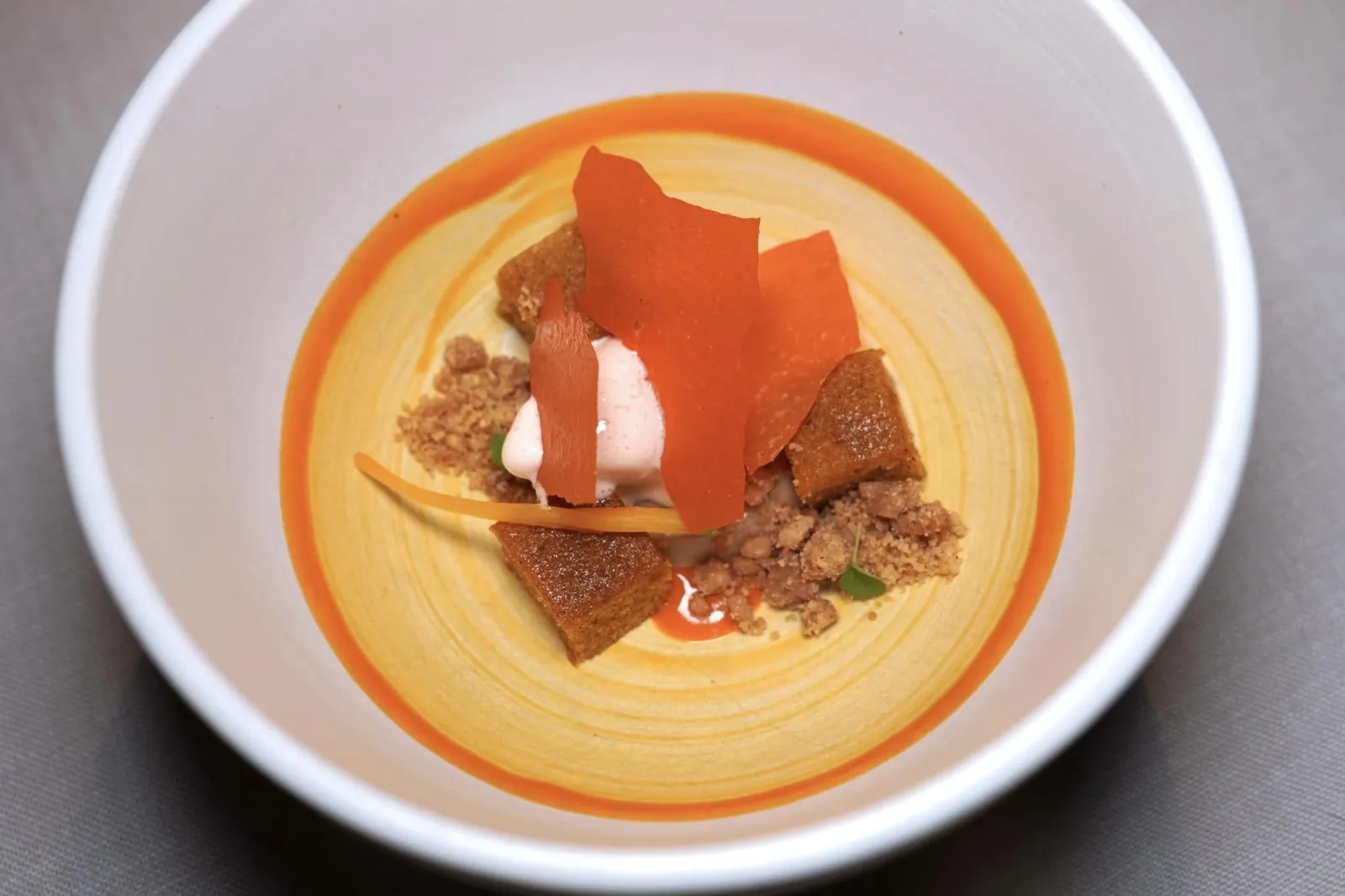 Our carrot cake version, chai tea, eucalyptus and spiced carrot เค้กแครอทที่เชฟตั้งใจนำเสนอออกมาในรูปแบบใหม่ ตรงกลางคือไอศกรีมแครอทและยูคาลิปตัส ครีมชามสาลาจาย ด้านล่างคือแรรอทเค้กและครัมเบิ้ลที่มีอโรมาหอม ๆ ของซินนามอน สุดท้ายคือ Crispy Carrot กรอบ ๆ ช่วยเพิ่มมิติทางเนื้อสัมผัส (19/20)