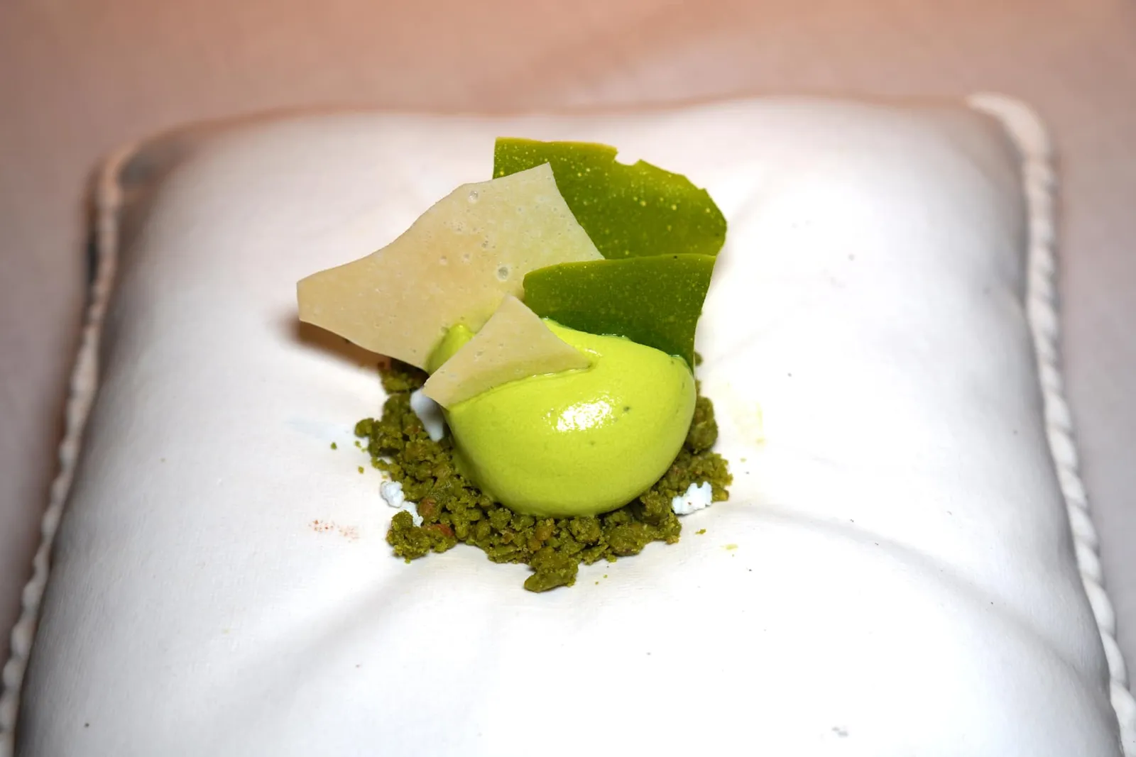 Matcha tea textures, bergamot ice cream and yuzu ของหวานจานนี้เชฟนำเสนอชาเขียวมัทฉะมาในหลายหลายเนื้อสัมผัสดังที่เราเห็นได้จากองค์ประกอบสีเขียวมากมายในภาพ ตรงกลางคือไอศกรีมเบอร์กามอทที่มีอโรมาหอม ๆ เฉพาะตัว ส่วนแผ่นกรอบสีขาวเตรียมมาจากยูซุนั่นเอง (18/20)
