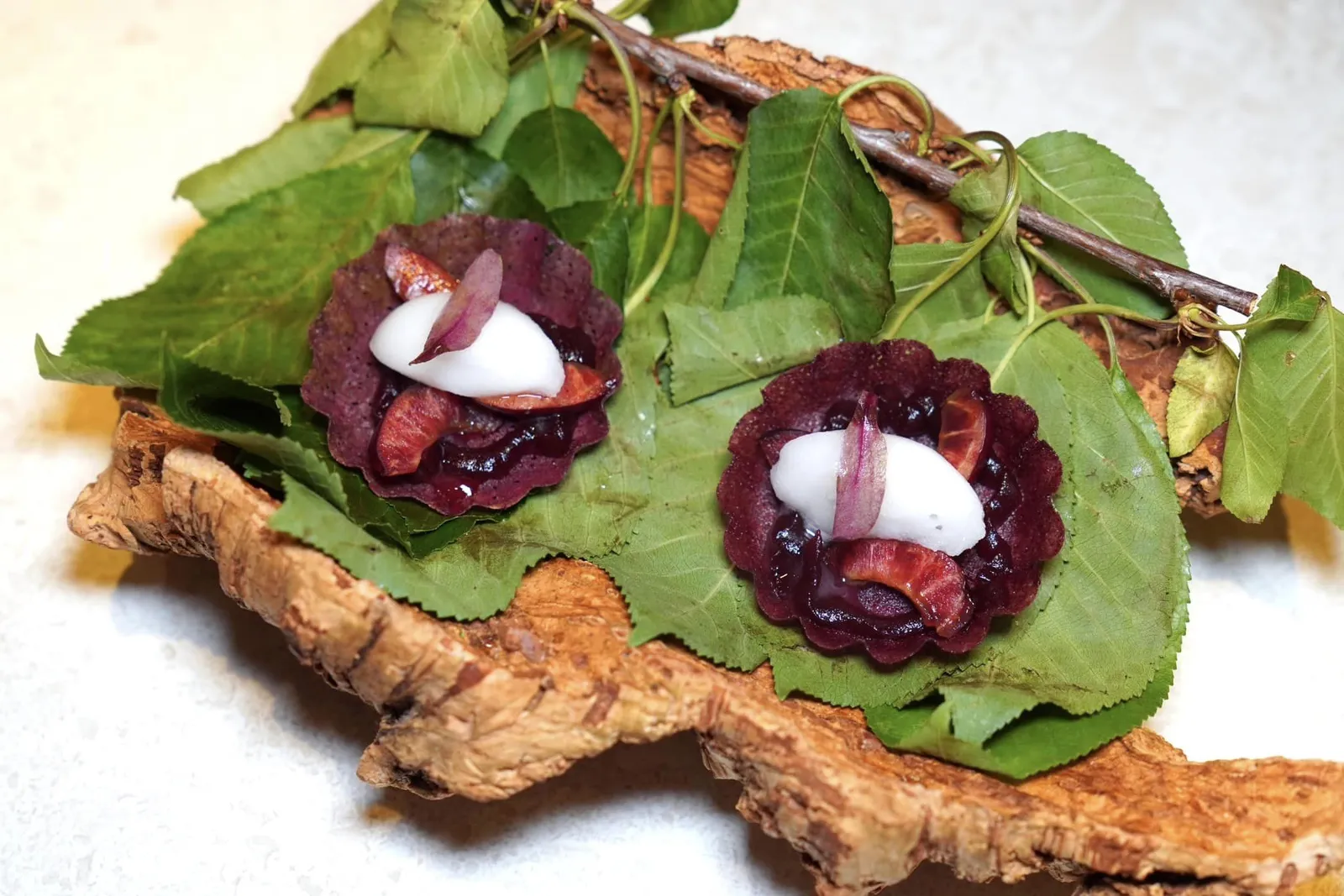 Welcome appetizers prepared by our chefs at the bar ถัดมาคือทาร์ตเล็ตขนาดพอดีคำจับคู่มากับบัลซามิคเจลลี่และเชอร์รี่ให้รสเปรี้ยว ตรงกลางคือไอศกรีม Cava และ St Germain ซึ่งเป็น Sparking-Cocktail ยอดนิยม ส่วนด้านบนท็อปด้วยใบบีทรูทนั่นเอง (17/20)