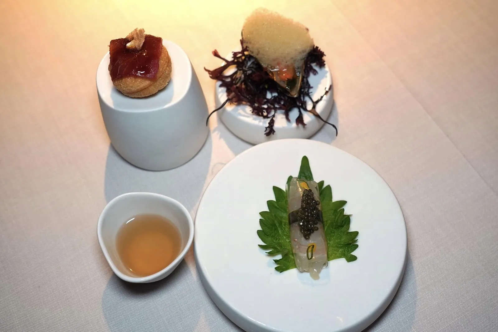 Sea Appetizers: Galician mussels with smoke piquillo pepper Tuna niguiri with katsuobushi Shiso cured scampi หลังจากพนักงานพาเรามาที่โต๊ะทางร้านจะนำเสิร์ฟของว่างที่เรียกว่า Sea Appetizers มาพร้อมกัน 3 อย่าง (17/20)