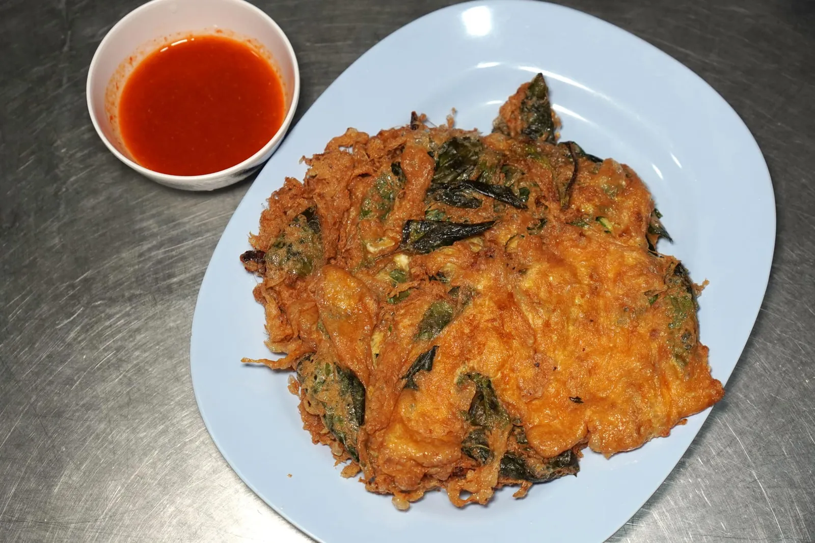 ไข่เจียวกระโทก (60) ไข่เจียวกระโทก เป็นเมนูที่ทางร้านดัดแปลงมาจากไข่เจียวคุณชายซึ่งเป็นสูตรดั้งเดิมของหม่อมถนัดศรี ในที่นี้ทางร้านใส่ผักและสมุนไพรหลายอย่างอย่างเช่นหัวไชโป๊หวาน ใบโหระพา และพริกลงไปเพื่อเพิ่มกลิ่นหอมและรสชาติ (13/20)