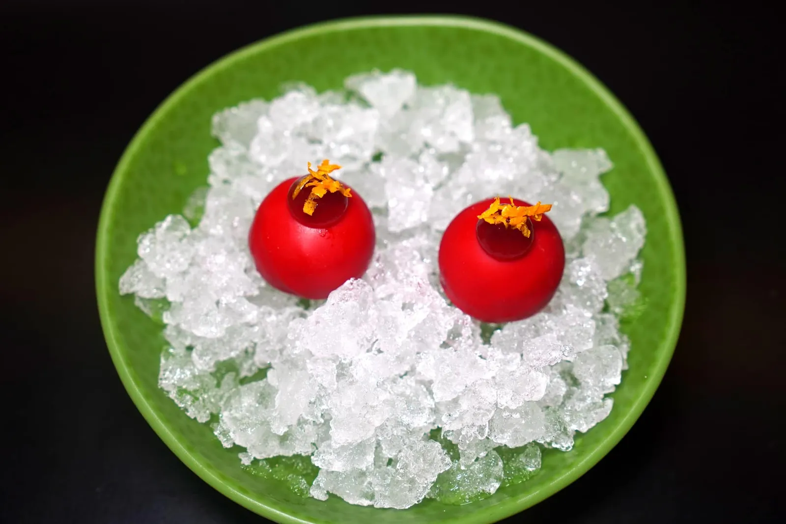 Vermut • Red จากนั้นพนักงานจะนำเราเดินมาชมพื้นที่เก็บไวน์พร้อมกับจัดเสิร์ฟ Eatable Vermouth ซึ่งเป็นค็อกเทลล์ที่เชฟตีความใหม่นำเสนอมาใน Coating หรือเปลือกไวท์ช็อกโกแลต ด้านในเป็นน้ำบีทรูทผสมกับน้ำเบอร์รี่หลากหลายชนิด ด้านบนท็อปด้วย Cassis Gel หรือเจลแบล็คเคอแรนท์และผิวส้มสด (16/20)