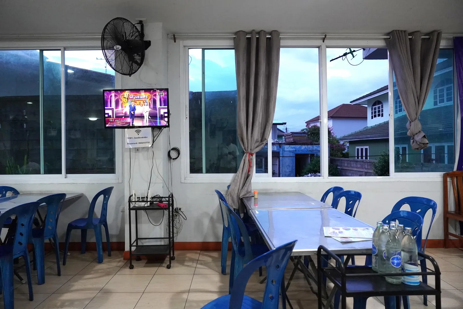 🎗 เจ๊น้อย หรือชื่อจริงคือคุณยุพิน เที่ยงตรง เคยเปิดร้านอาหารพื้นบ้านอยู่ที่อำเภอโชคชัยหรือที่ชาวบ้านเรียกกันว่าย่านกระโทกก่อนจะย้ายมาเปิด ณ ทำเลใหม่ในตัวเมืองโคราชและใช้ชื่อร้านว่าเจ๊น้อย กระโทก เพื่อบอกถึงที่มาของร้านต้นตำรับ