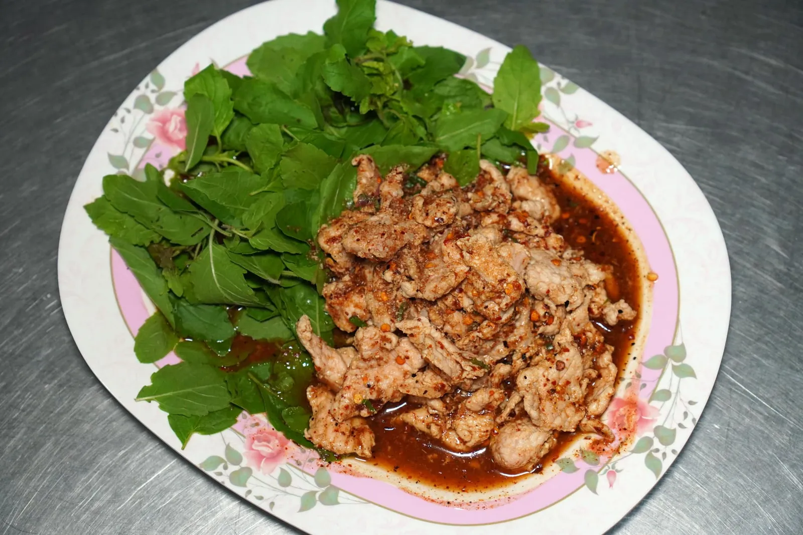 เห่าดงหมู (90) เห่าดง เป็นอาหารท้องถิ่นที่นำเนื้อหมูเสิร์ฟมากับซอสสไตล์อีสานรสชาติจัดจ้านครบครันทั้งเปรี้ยวหวานเค็มเผ็ด หอมกลิ่นสมุนไพรและข้าวคั่วมาก ๆ (14/20)
