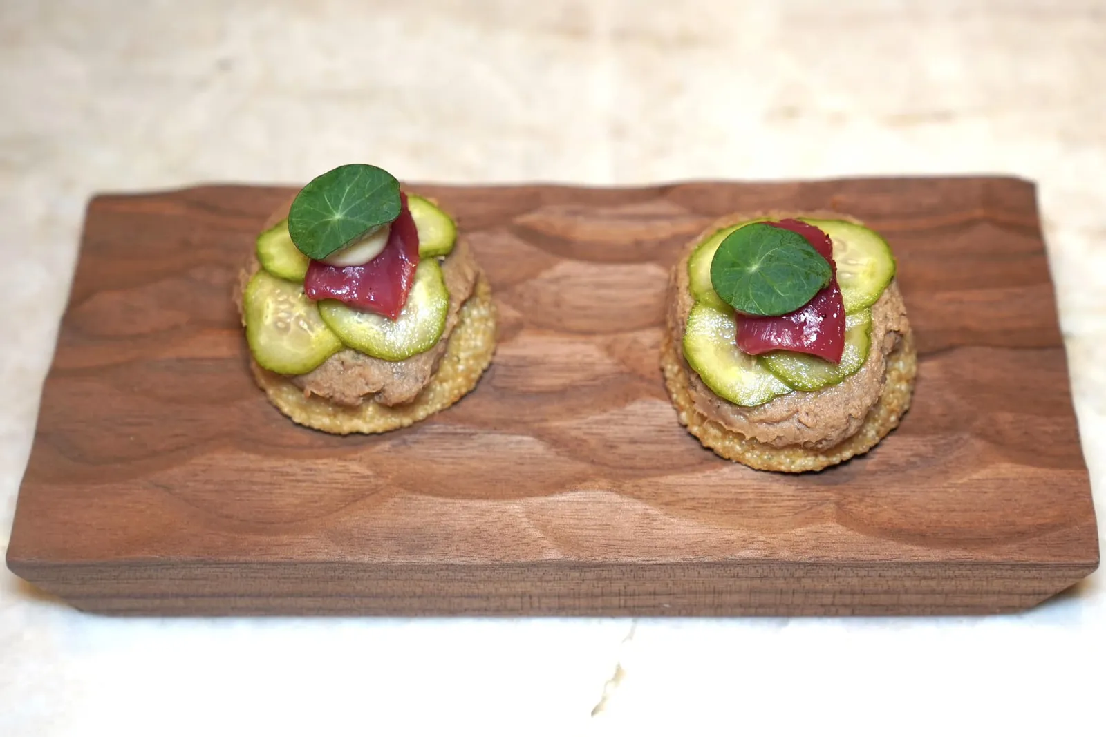 Rillette • Cucumber • Foie จานนี้เชฟนำเสนอ Rilette ที่เตรียมมาจาก Escabeche ของปีกและขานกพิราบ ด้านล่างคือ Lentils Bread หรือขนมปังที่เตรียมขึ้นมาจากถั่วเลนทิล ด้านบนท็อปด้วยแตงกวาดองให้รสชาติเปรี้ยวและชิ้นเนื้อส่วนอกของนกพิราบที่เชฟนำไปผ่านกระบวนการ Salt Cured หรือหมักด้วยเกลือนั่นเอง (15/20)