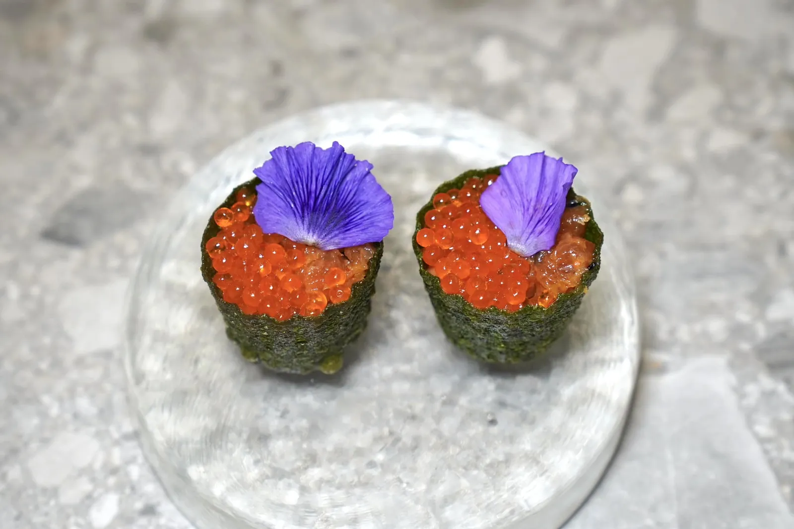 Swimming against the current of the River Cinca ต่อมาด้วย Tartelette กรอบที่เชฟเตรียมมาจากผักปวยเล้ง ด้านในคือ Tartare เนื้อปลาเทร้าต์จากแม่น้ำ Cinca สับเป็นชิ้น ๆ ให้รสหวานโดยธรรมชาติแล้วท็อปด้วยไข่ปลาเทร้าต์ช่วยเพิ่มมิติความกรอบโดยไร้ซึ่งกลิ่นคาวแม้แต่น้อย (17/20)