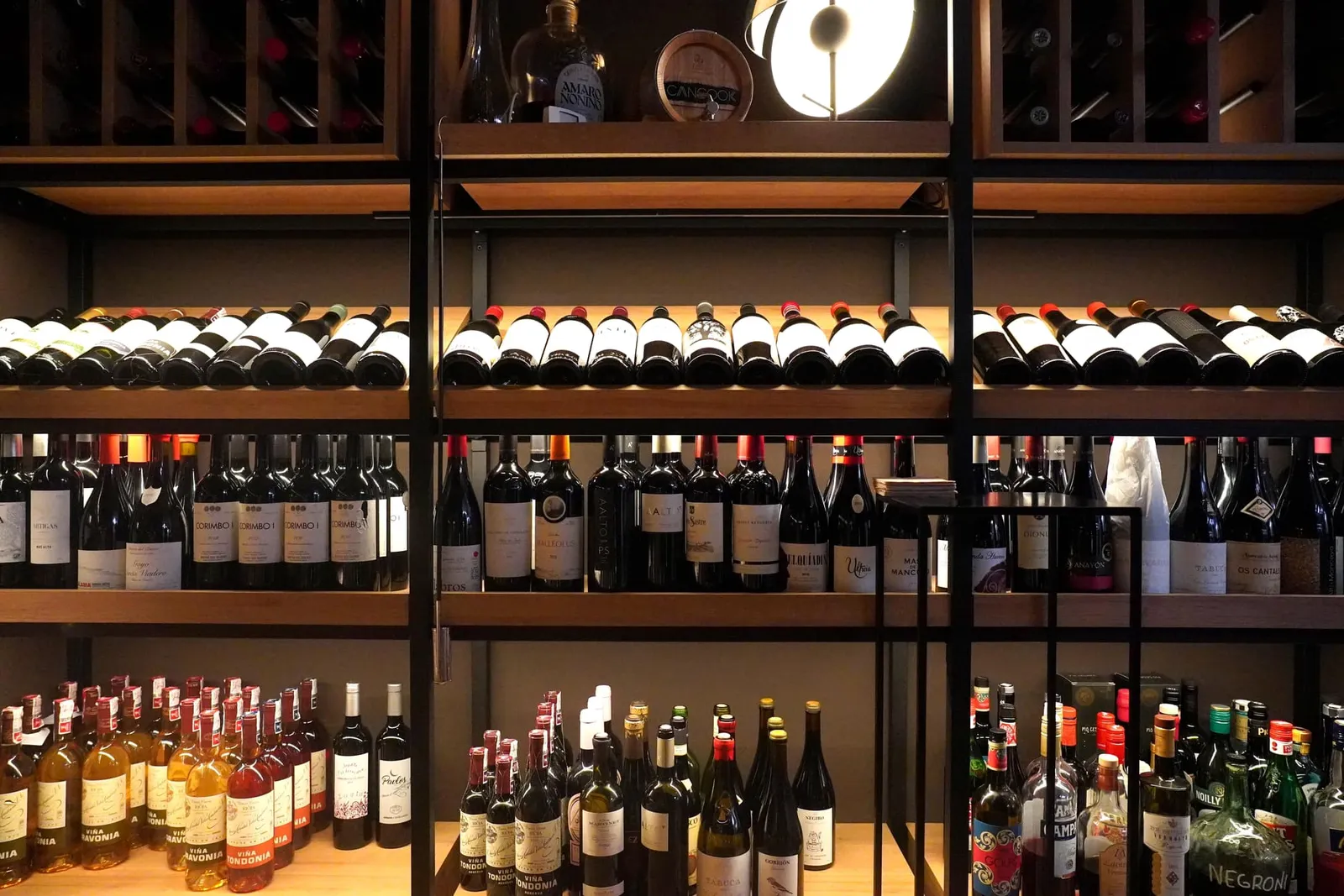 ข้าง ๆ กันเป็น Cellar หรือห้องสำหรับเก็บไวน์โดยคุณ Diego Millán ได้รวบรวมไวน์ท้องถิ่นจากหลากหลายพื้นที่ของประเทศสเปนและไวน์จากต่างประเทศอีกบางส่วนรวมกันแล้วกว่า 600 ฉลากจาก 16 ประเทศนำเสนอมาในราคาที่คุ้มค่า