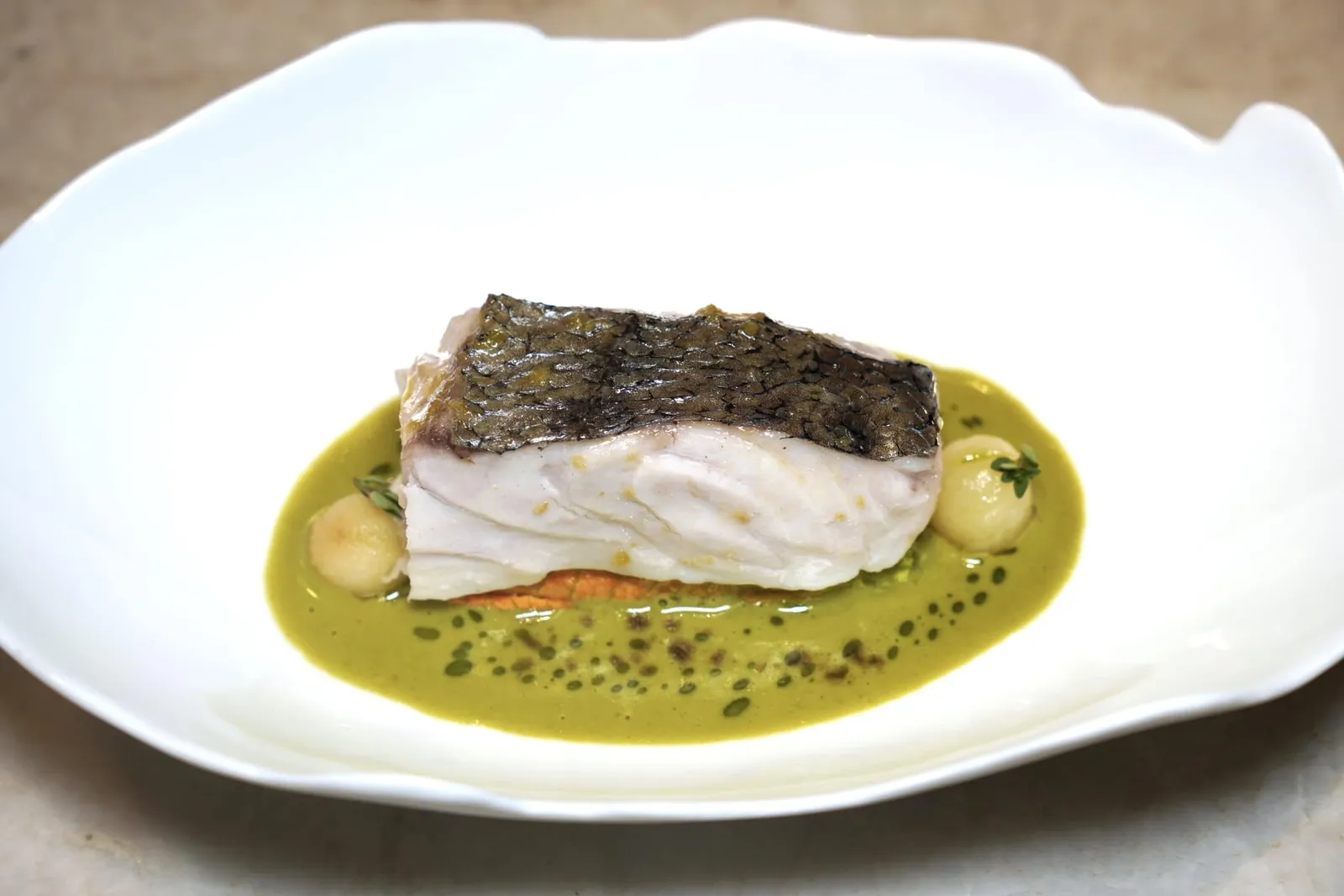 “The Sea” Fish of the Day สำหรับจานปลาในวันนี้เชฟได้ปลา Hake รองด้านล่างด้วย Courgette หรือดอกซูคินี่ เชฟยังเสิร์ฟมาคู่กับซอสที่เตรียมมาจาก Pickled ให้รสชาติเปรี้ยวพอเหมาะเสริมด้วยอโรมาหอม ๆ ของเรเปอร์ ข้างกันคือมันฝรั่งกงฟีช่วยเสริมเนื้อสัมผัสที่ต้องเคี้ยวให้กับจาน (16/20)