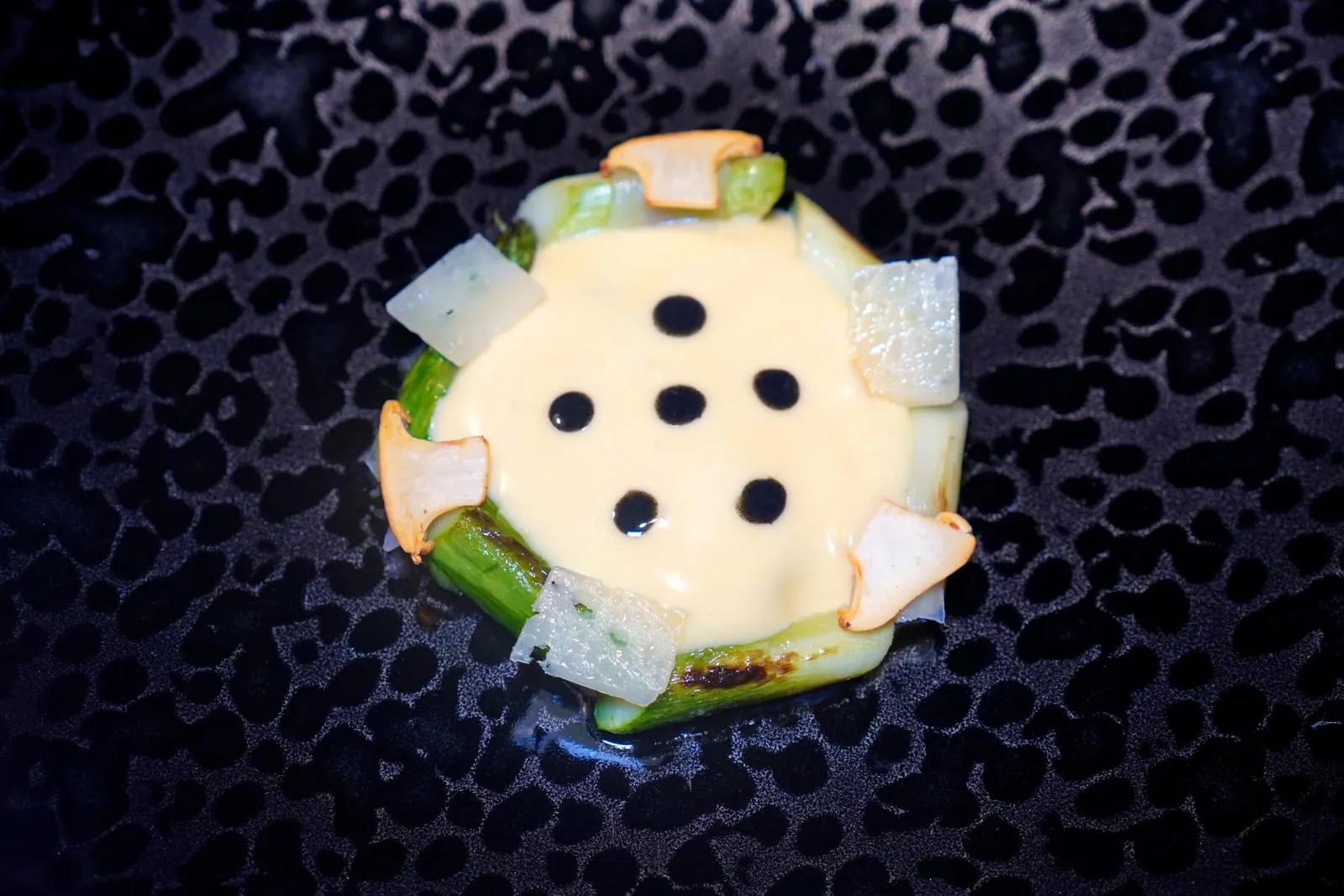 Asparagus • Butter Sheep • Black Sesame จานนี้เชฟนำเสนอหน่อไม้ฝรั่งเขียวกรอบ ๆ จับคู่มากับชีสหมัก (Cured Cheese) และเห็ดตามฤดูกาลอย่าง Chanterelle นุ่มหนึบ ตรงกลางคือ Hollandaise Sauce ที่เตรียมขึ้นมาจากเนยนมแกะให้ความหอมมันที่แสนจะลงตัว ส่วนหยดสีดำคือ Black Sesame Praline นั่นเอง (17/20)