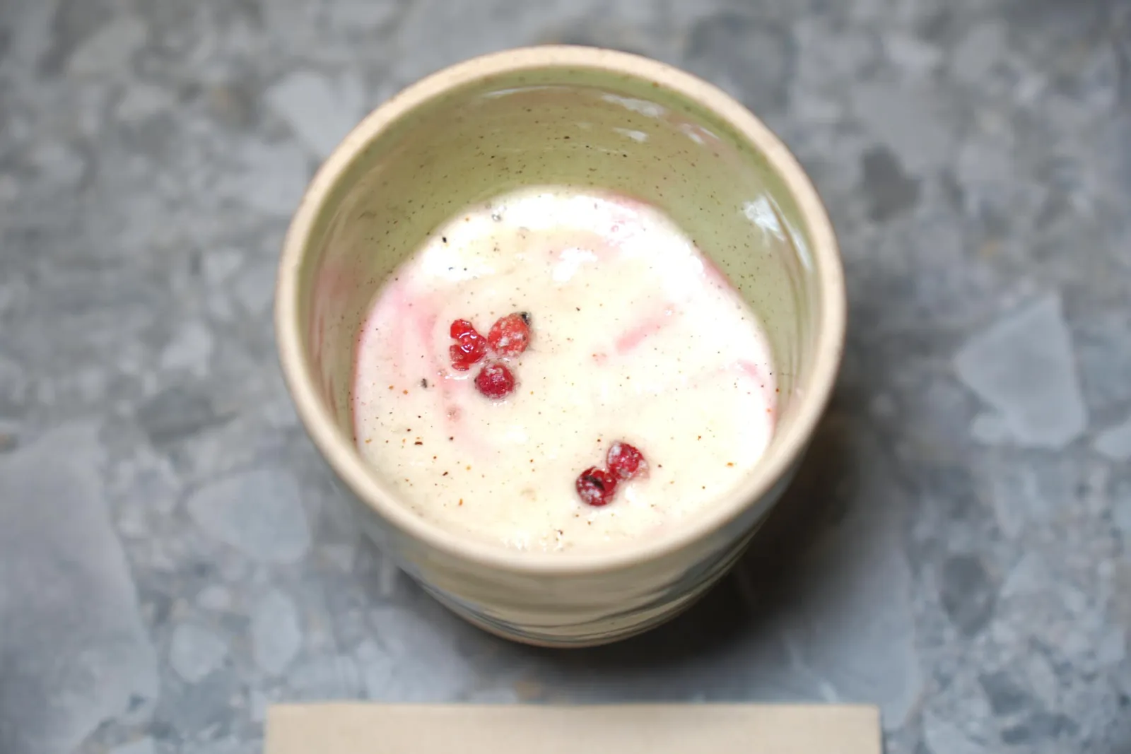 Kombucha • Hibiscus • Roses เริ่มต้นด้วยชาหมักคอมบุฉะที่เชฟหมักเองให้ความซ่าลิ้นนิด ๆ จับคู่มากับความสดชื่นจากดอกชบาและกลิ่นหอมของดอกกุหลาบ ด้านบนเติมแต่งด้วยอโรมาของ Pink Peppercorn หรือพริกไทยสีชมพูอีกทีหนึ่ง (17/20)