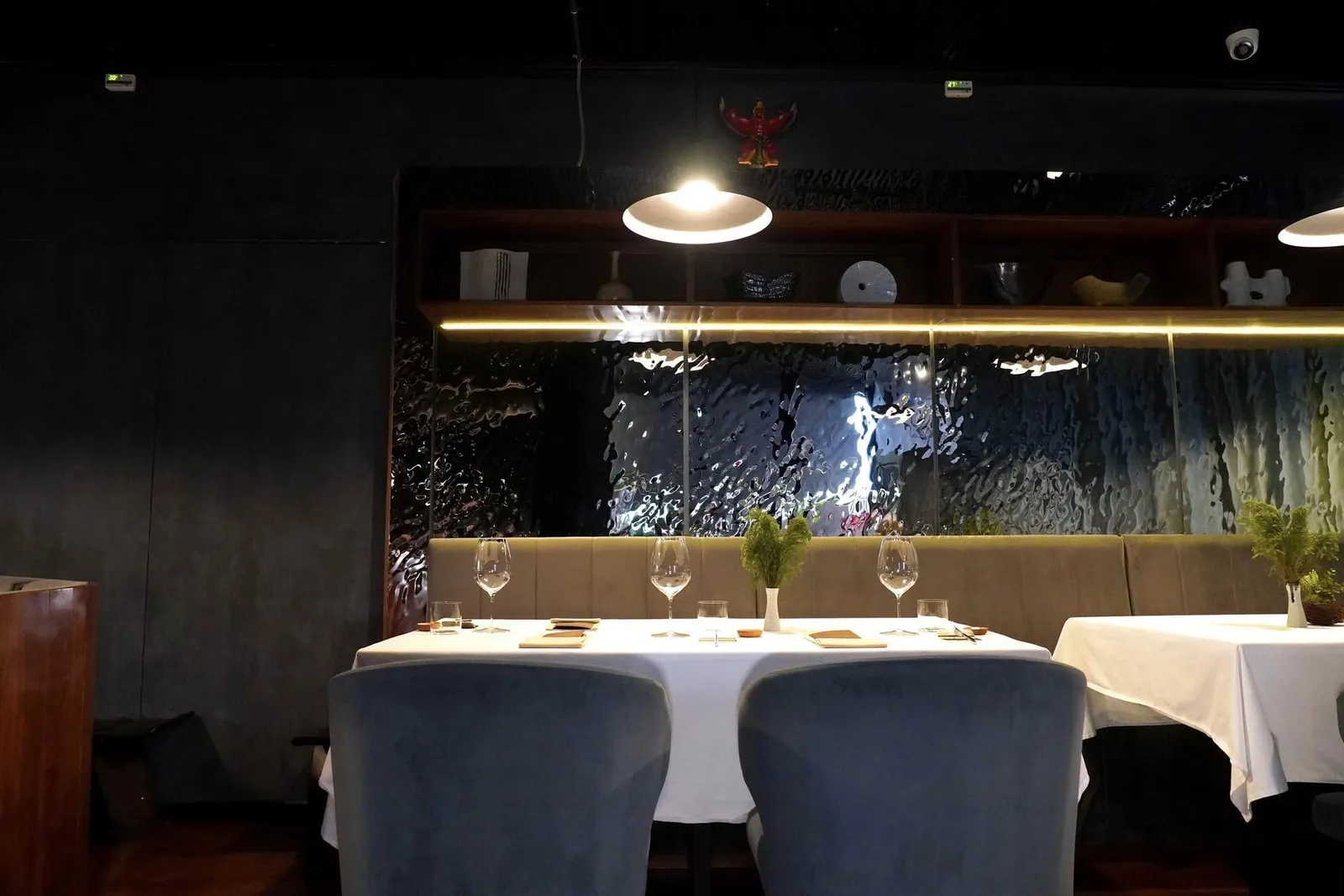 ภายในร้านแม้มีขนาดกะทัดรัดแต่เชฟน็อคได้จัดวางครัวแบบเปิด (Open Kitchen) เพื่อให้ลูกค้าได้ชมขั้นตอนการเตรียมอาหารอย่างใกล้ชิดเสริมสร้างความน่าสนใจให้กับประสบการณ์มื้ออาหาร