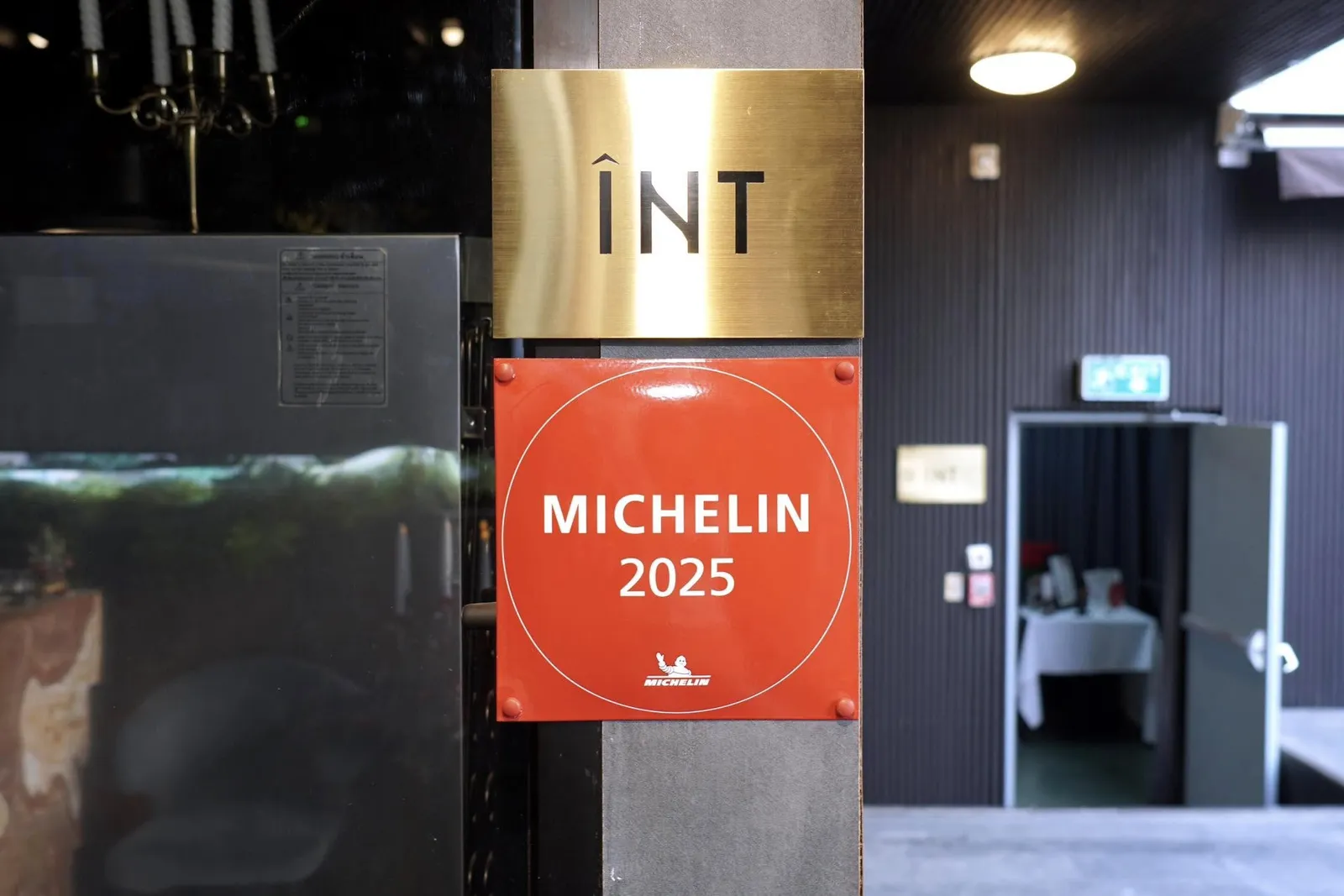 🎗 ÎNT เป็นอีกหนึ่งร้านอาหารไทยร่วมสมัยที่แสดงให้เห็นถึงการผสมผสานอย่างลงตัวระหว่างความคิดสร้างสรรค์และรากเหง้าของอาหารป่าที่ชาวเมืองอาจไม่ค่อยคุ้นเคยนัก เชฟน็อคสามารถนำเสนอเมนูใหม่ได้อย่างน่าประทับใจทั้งในด้านรสชาติที่ลุ่มลึก การจัดจานที่ประณีต และการผสมผสานวัตถุดิบทั้งสมุนไพรท้องถิ่นและโปรตีนนำเข้าออกมาได้อย่างลงตัว ทุกจานสะท้อนถึงความตั้งใจและความหลงใหลในศิลปะการทำอาหาร หากคุณกำลังมองหาประสบการณ์มื้ออาหารที่เต็มไปด้วยแรงบันดาลใจและเสน่ห์แห่งความร่วมสมัย ÎNT คือจุดหมายปลายทางที่ไม่ควรพลาด