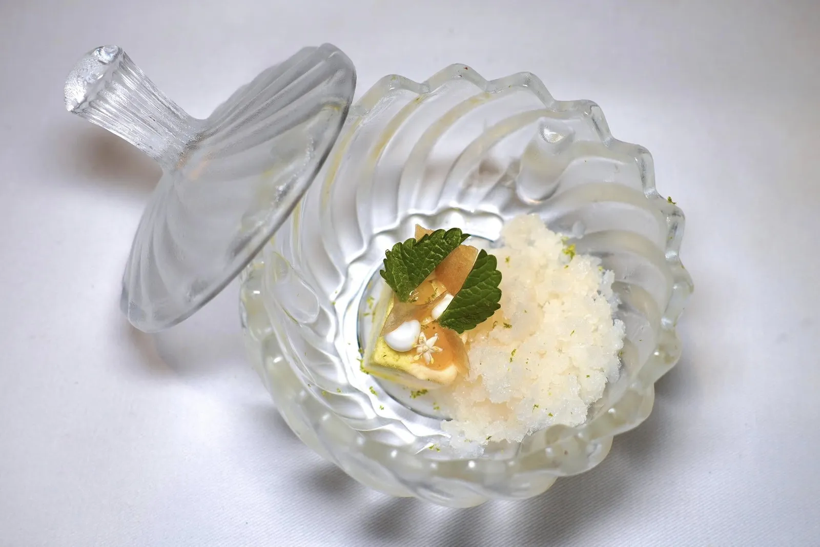 SOM CHUNLychee, Citrus, White Wineล้างปากด้วยส้มฉุนนำเสนอมาเป็นพาเฟ่ต์ลิ้นจี่และพาเฟ่ต์มะนาว ด้านบนคือเจลกะทิ ด้านบนคือแผ่น Tuile หอมเจียวกรอบ ๆ ข้าง ๆ คือกรานิต้าลิ้นจี่ไวน์ขาวช่วยสร้างความสดชื่นก่อนเข้าสู่ของหวานจานหลักได้ดี (14/20)