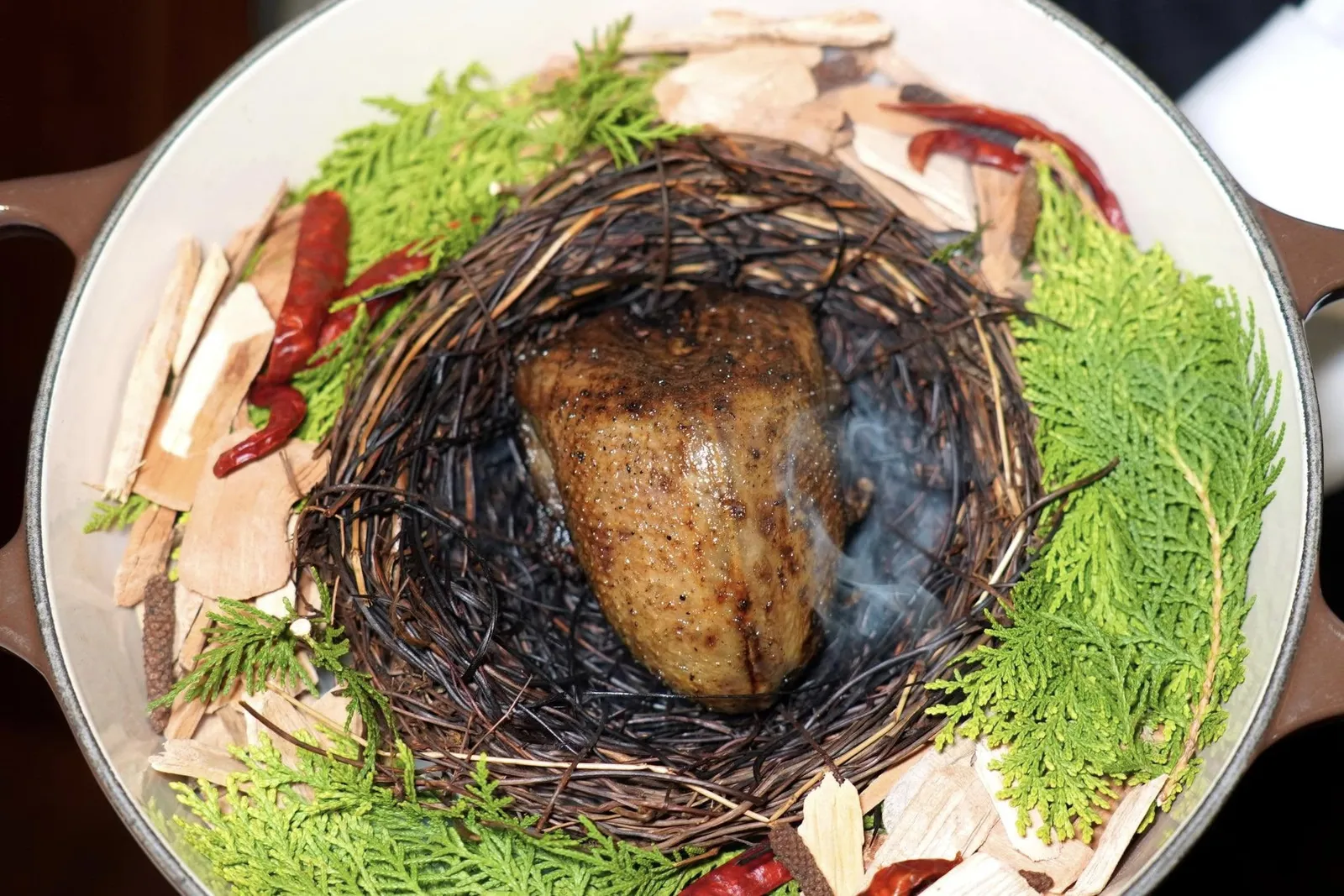 PIGEONSmoked Eggplant, Barley, Turmericนกพิราบนำเข้าจากประเทศฝรั่งเศสผ่านการ Dry-aged นานถึง 14 วัน จากนั้นพอกด้วยสามเกลอ ย่างต่อ แล้วจบด้วยการรมควัน (15/20)