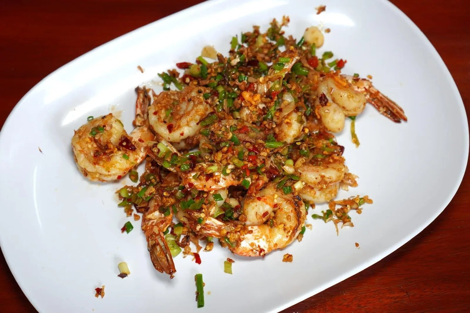 กุ้งผัดพริกเกลือ (700) Stir fried shrimp with salt จานกุ้งผัดพริกเกลือเราได้เนื้อกุ้งที่สุกเกินไปหน่อย อาจเพราะไฟที่ค่อนข้างแรงสังเกตจากความแห้งของเนื้อกุ้ง อย่างไรก็ตามทางร้านผัดกับพริกเกลือมาได้ถึงเครื่องเข้าเนื้อ มีความกรอบของกระเทียมและมีรสชาติที่ไม่เผ็ดไม่เค็มจนเกินไป (13/20)