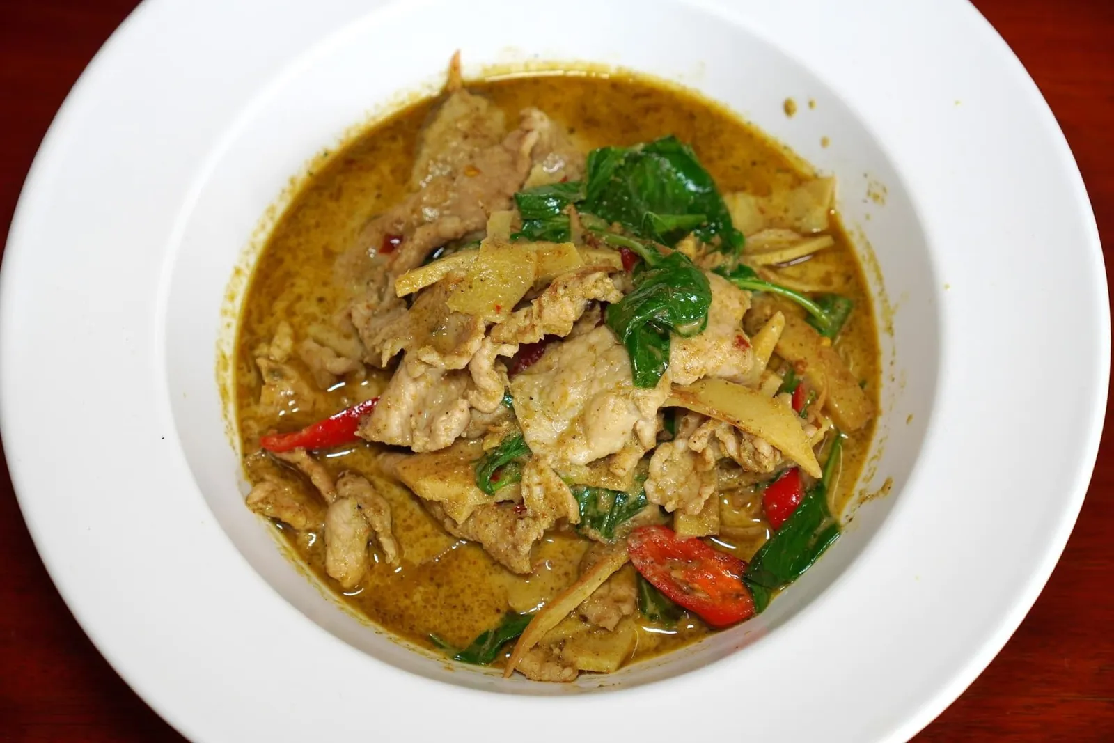 เขียวหวานหมูผัดแห้ง (200) Stir fried green curry with pork แกงเขียวหวานให้รสชาติที่เผ็ดโดดแต่ลดทอนความครีมมี่และความละมุนลงไป เนื้อหมูสุกพอดี ถือเป็นจานที่อร่อยใช้ได้แต่ยังไม่โดดเด่นเท่ากับเมนูอื่น ๆ ที่เสิร์ฟมาพร้อม ๆ กัน (13/20)