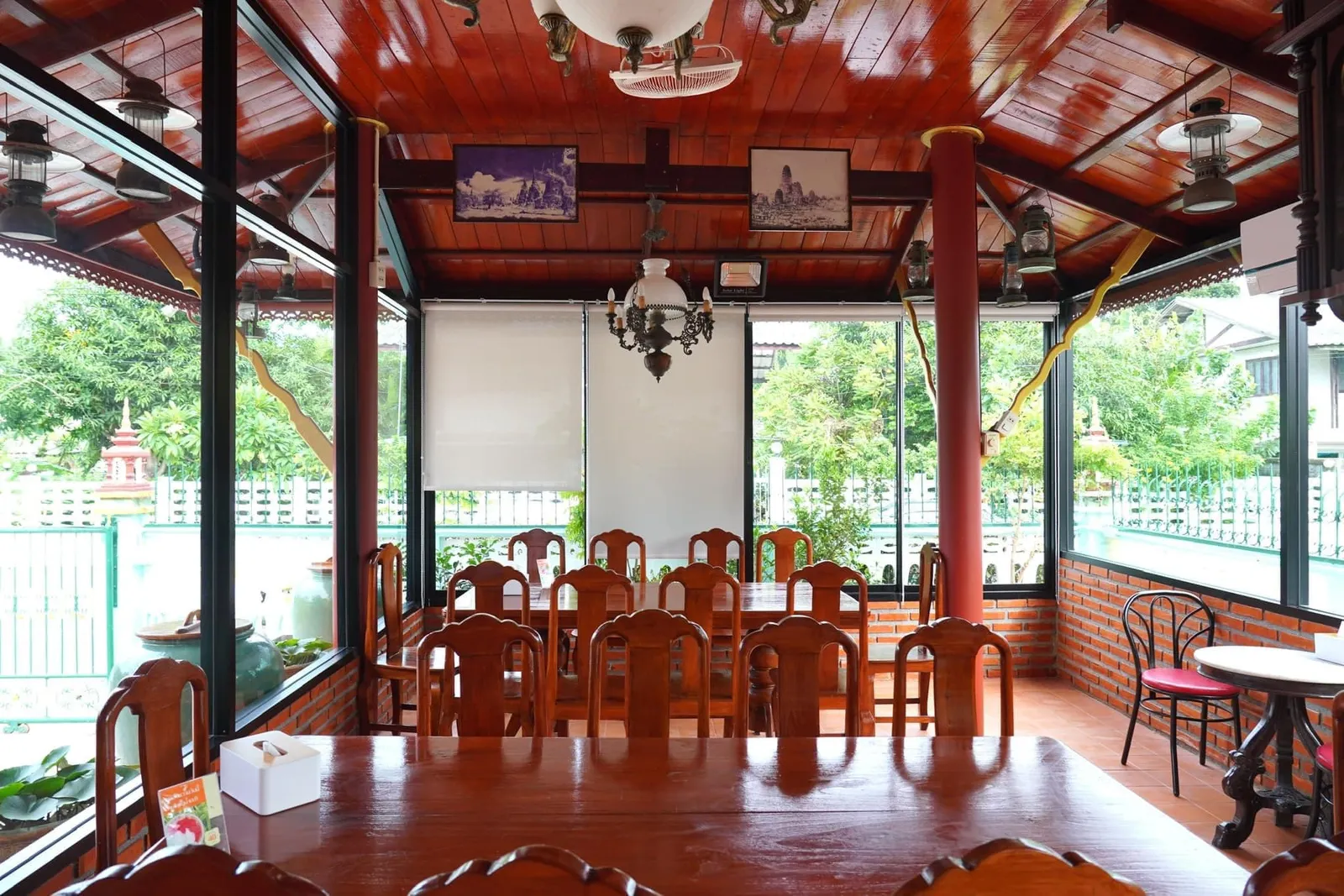 ใครที่รู้สึกร้อนอาจเลือกนั่งในห้องปรับอากาศโดยมีค่าบริการเพิ่มเติมอีก 20 บาทต่อคน