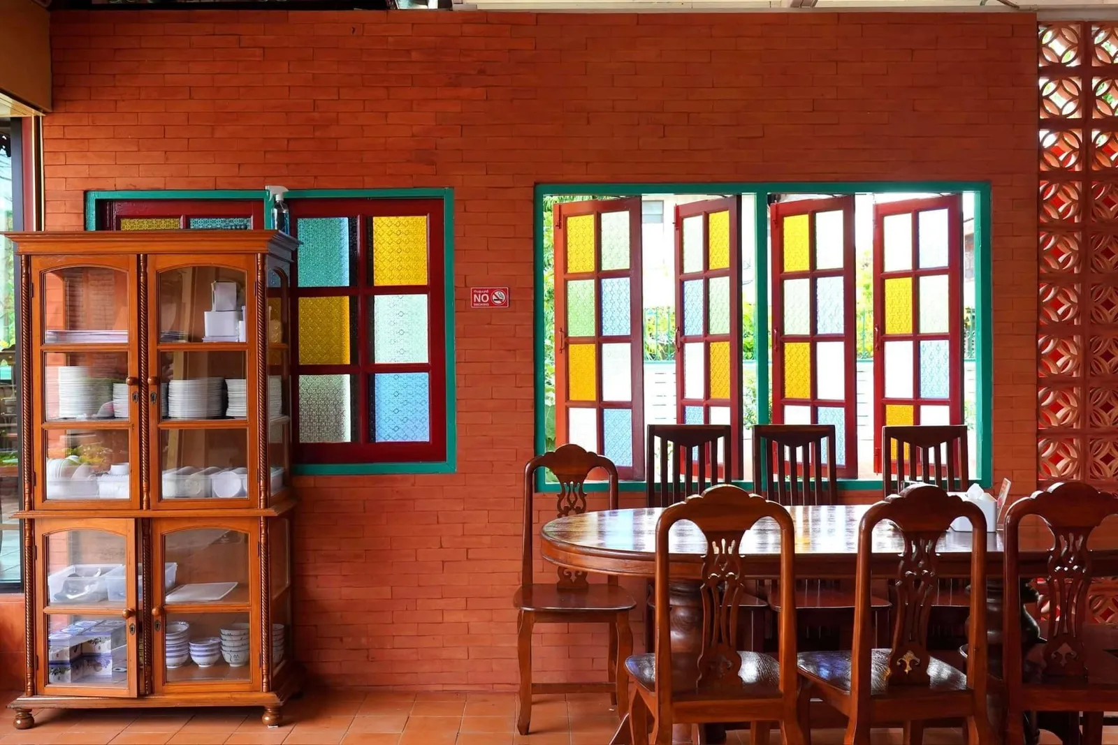 หากถามคนอยุธยาถึงร้านอาหารที่ดีที่สุดในจังหวัดแล้วล่ะก็เราเชื่อว่าร้านบ้านต้นไทรต้องมีชื่อเข้ามาติดอยู่ในลิสต์อย่างแน่นอน