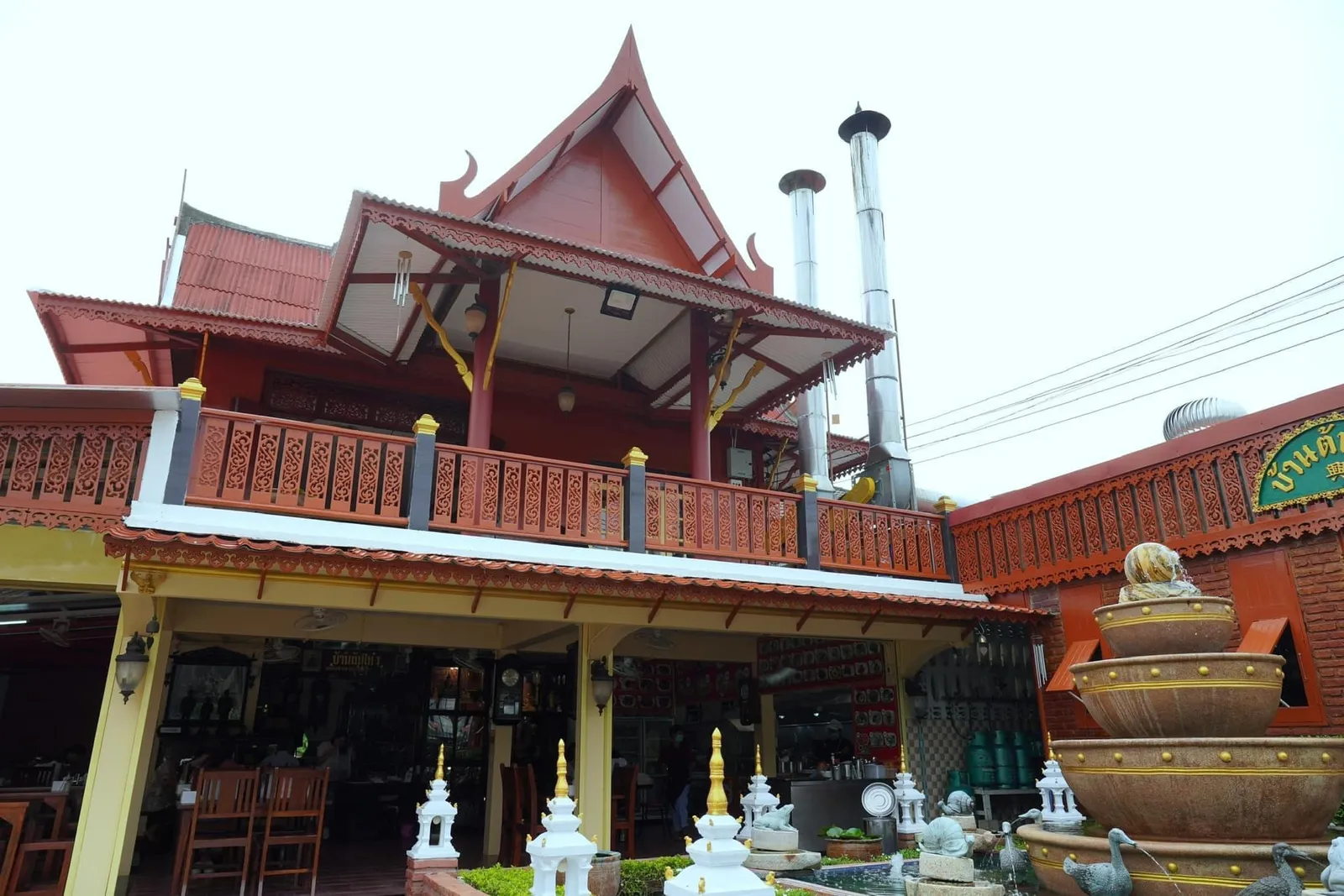 ลูกค้าสามารถจอดรถริมทางได้ทั้งริมถนนฝั่งตรงข้ามและในซอยเล็ก ๆ ข้าง ๆ กับร้าน