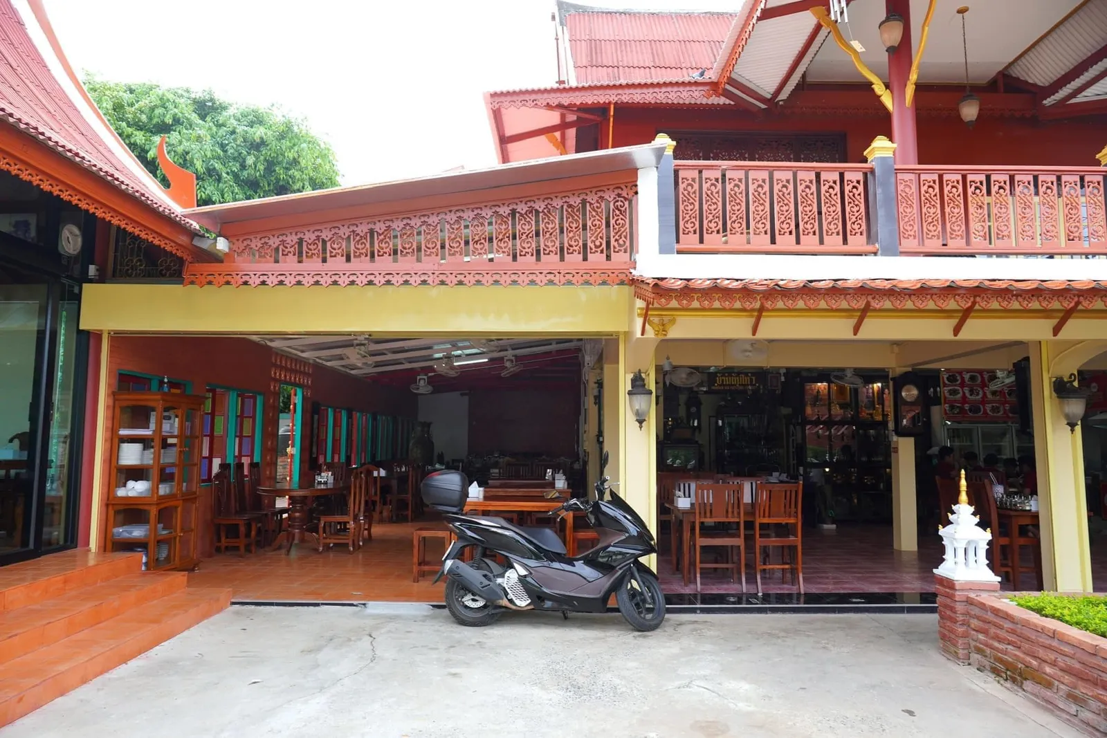 ข้าง ๆ กันเป็นครัวเปิดพร้อมกับรายการเมนูอาหารทั้งหมดของทางร้านเขียนเอาไว้ตามผนัง