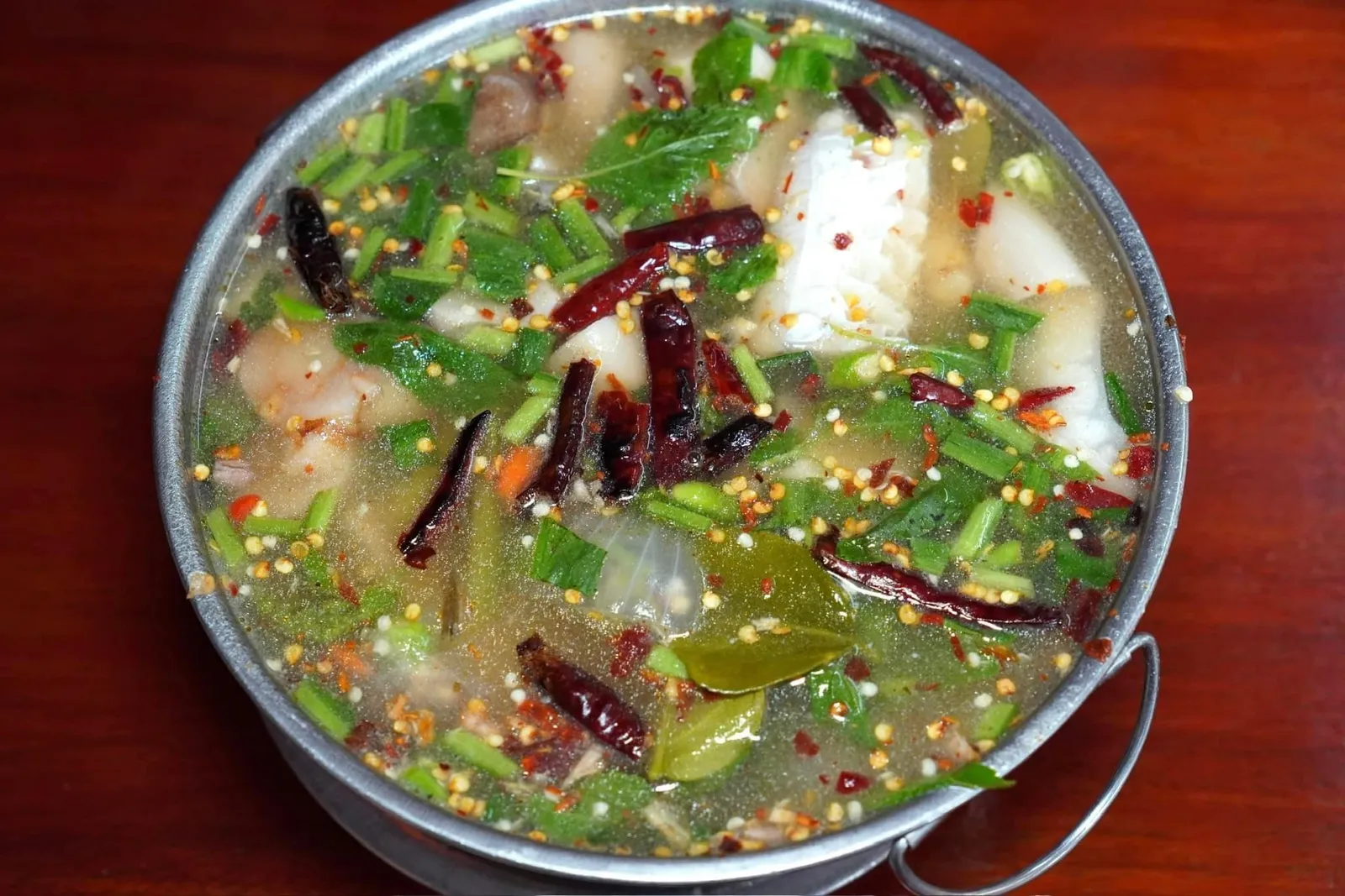 ต้มยำปลากะพง (490) Spicy fish soup ต้มยำปลากะพงเสิร์ฟมาในหม้อขนาดใหญ่ รสชาติจัดจ้านจนเหงื่อตก หอมกลิ่นสมุนไพรหลากหลาย เนื้อปลานุ่มสุกกำลังดี (13/20)