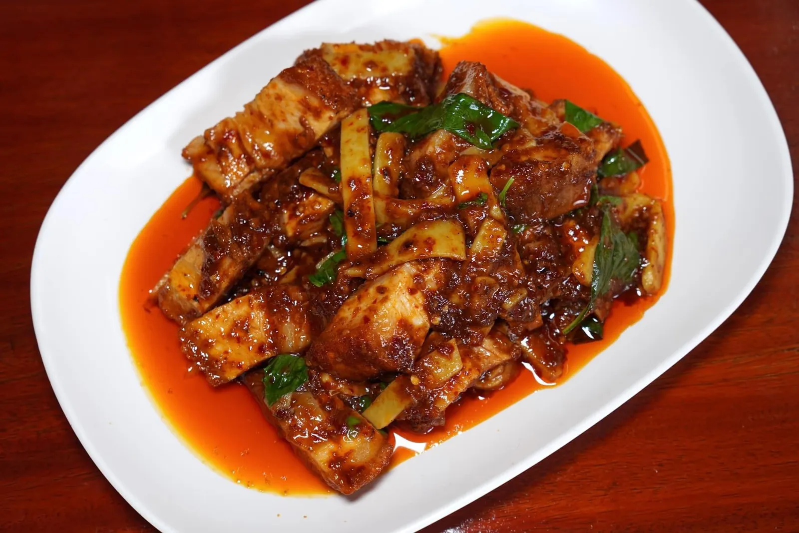 ผัดพริกแกงหมูกรอบ (300) Stir fried crispy pork with curry เริ่มต้นด้วยหมูกรอบชิ้นโตสูตรโบราณเสิร์ฟมาแบบล้นจานผัดกับพริกแกงจนได้รสชาติเข้มข้นเข้าเนื้อทั้งยังไม่รู้สึกถึงความมันที่มากจนเกินไป (14/20)