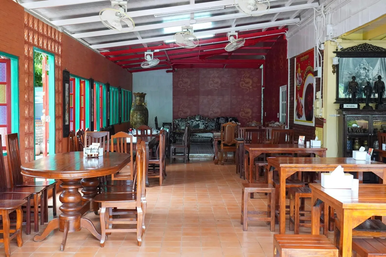 ตัวร้านมีทำเลอยู่ในเกาะเมืองทางฝั่งตะวันตกไม่ไกลกันกับเจดีย์ศรีสุริโยทัย