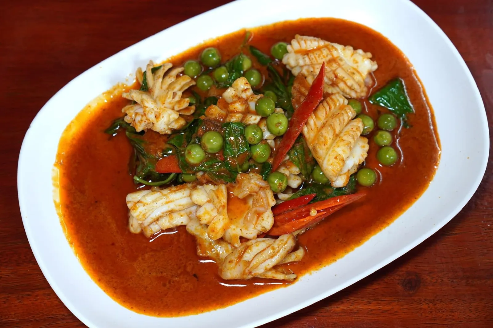 พะแนงปลาหมึก (350) Squid panaeng curry แกงพะแนงเนื้อเนียนละมุนลิ้น ทานแล้วสามารถสัมผัสได้ถึงความครีมมี่ของแกงกะทิแต่ยังคงเผ็ดจัดจ้าน เนื้อหมึกเคี้ยวเด้งตัดกันกับความกรอบของมะเขือเปราะได้อย่างไร้ที่ติ (14/20)
