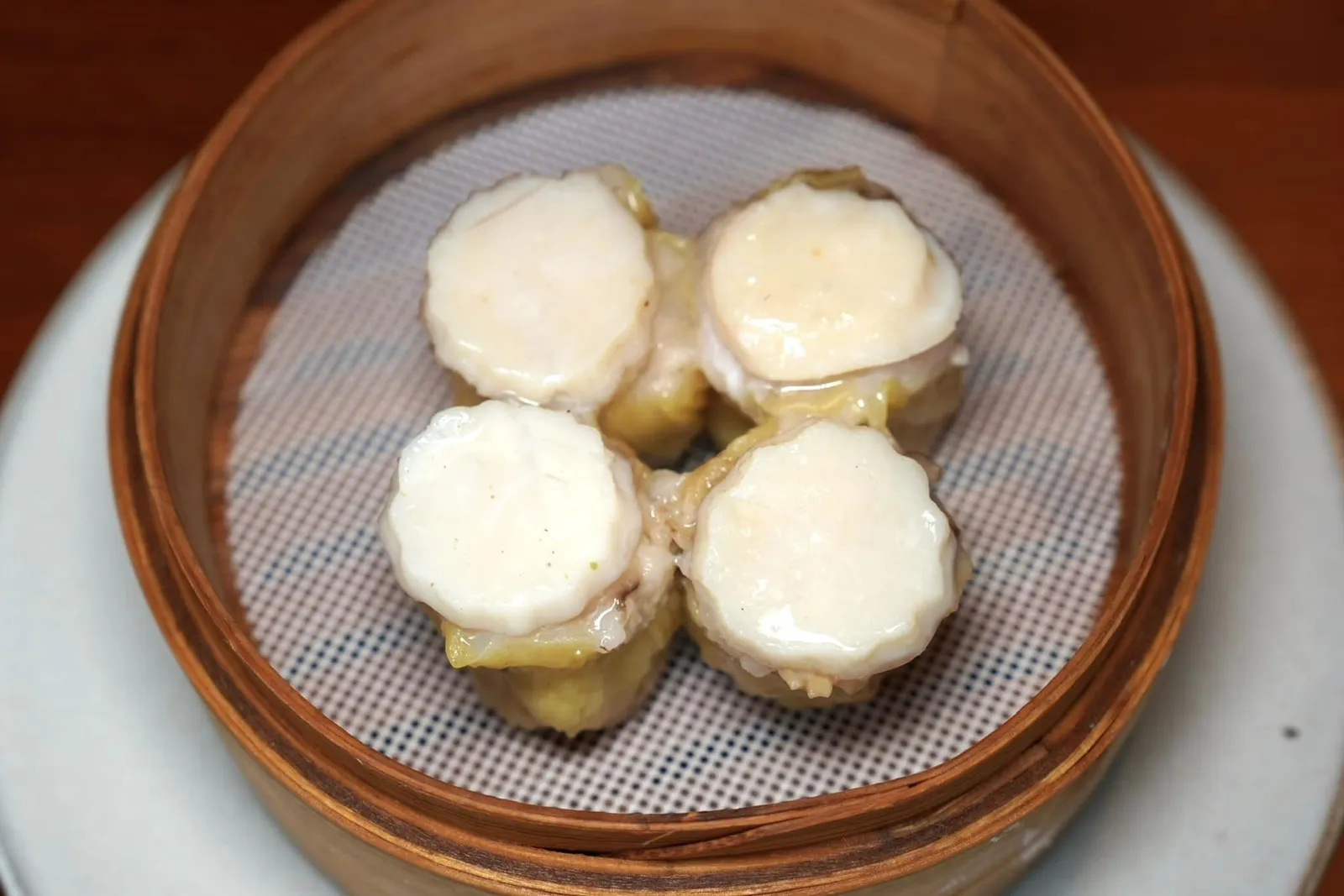 Pork Dumpling, Shrimp, Scallop (98 CNY++) ห้ามพลาดรายการติ่มซำแนะนำประจำร้านอย่างขนมจีบที่ผสมผสานเนื้อหมูเข้ากันกับเนื้อกุ้งได้อย่างพอเหมาะ ด้านบนท็อปด้วยหอยเชลล์ช่วยเพิ่มความละมุนจนแทบจะละลายในปาก (16/20)
