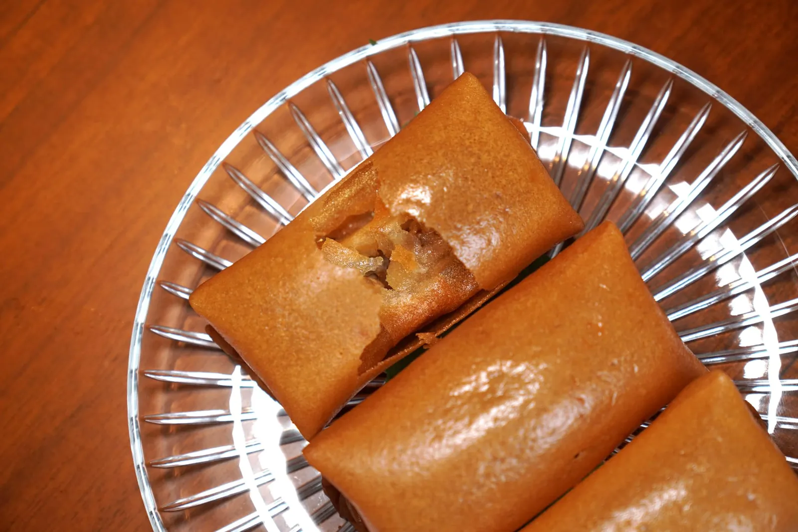 Spring Roll, Chicken, Yellow Chive (48 CNY++) วิธีรับประทานให้กระเทาะแป้งบาง ๆ ชั้นนอกออกแล้วเทราดซอสที่มีความเค็มกลมกล่อมลงไปพอประมาณเป็นอันพร้อมชิม (16/20)