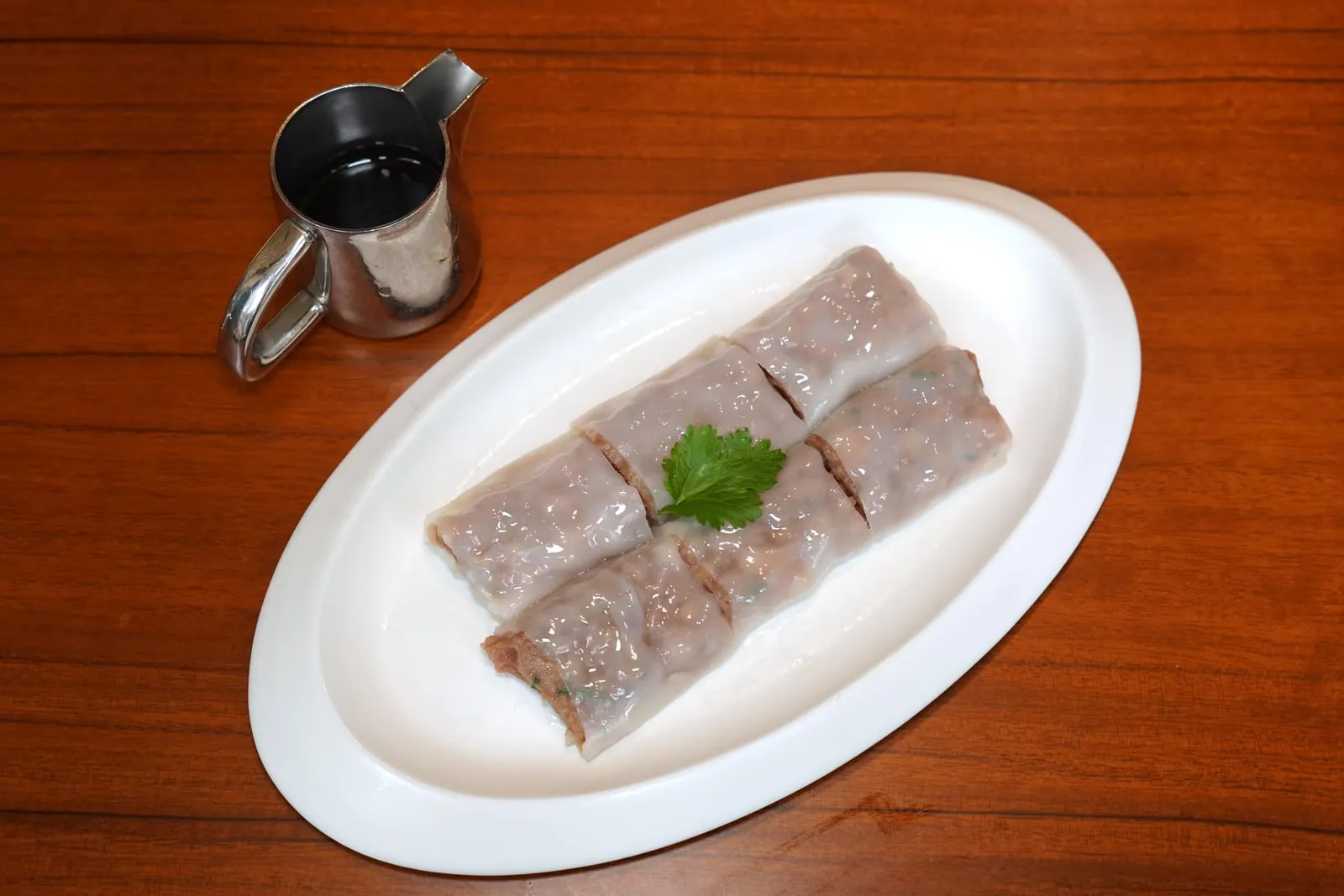 Steamed Wagyu Beef, Water Chestnut Rice Roll (68 CNY++) ก๋วยเตี๋ยวหลอดเนื้อวัววากิวนุ่ม ๆ ตัดกันกับความกรอบของแห้วที่ใส่มาด้วย น้ำซอสรสชาติเค็มนำแทรกด้วยรสหวานนิด ๆ กลมกล่อม (15/20)
