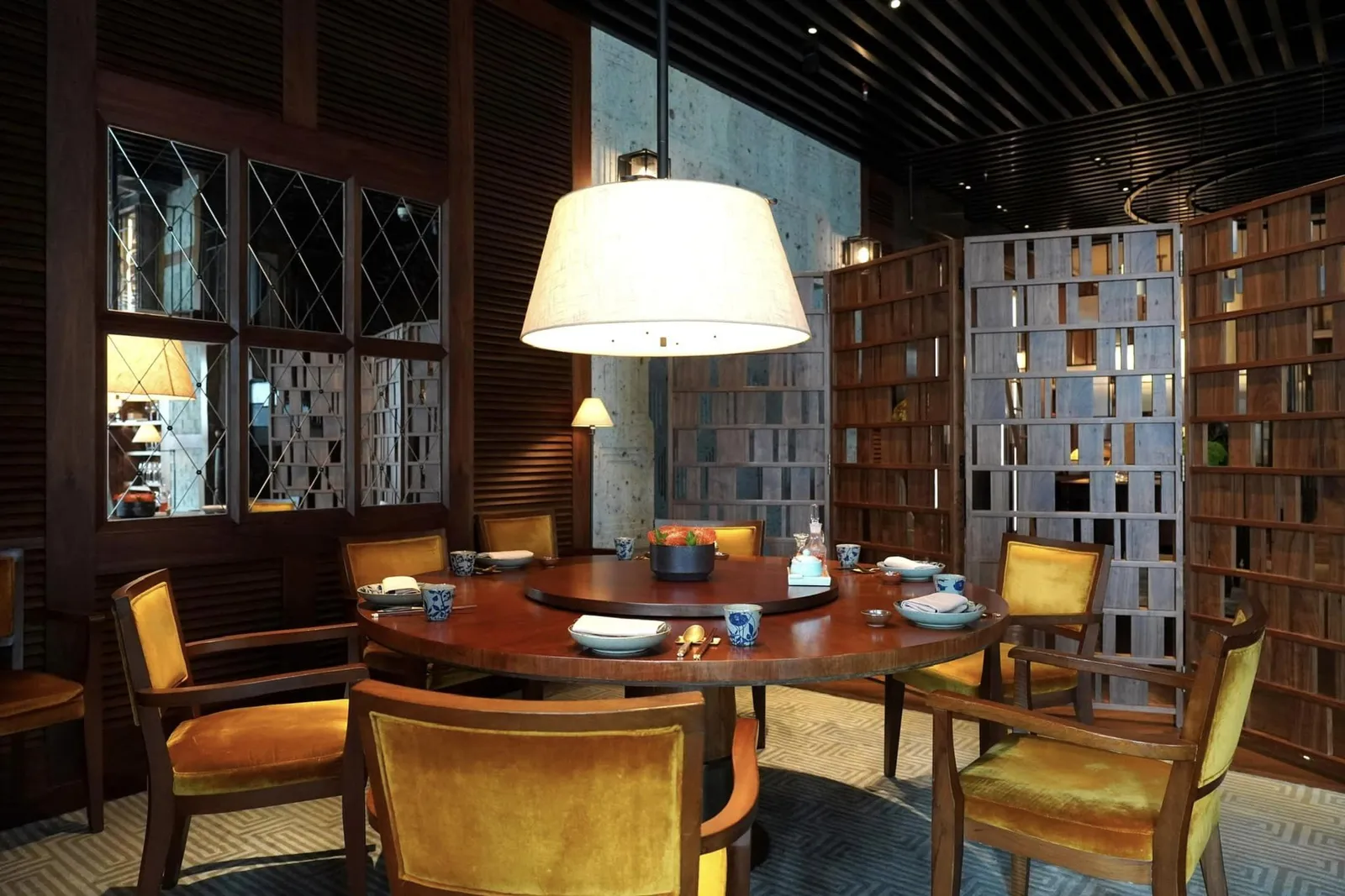🎗 Rosewood Guangzhou เป็นโรงแรมที่ตั้งอยู่ใน Chow Tai Fook Financial Center ซึ่งนับว่าเป็นหนึ่งในอาคารที่สูงที่สุดในประเทศจีน ทั้งยังมีทำเลที่ตั้งอยู่ใจกลางย่านธุรกิจทำให้ลูกค้าสามารถเดินทางไปมาได้ง่ายและสะดวกสบาย