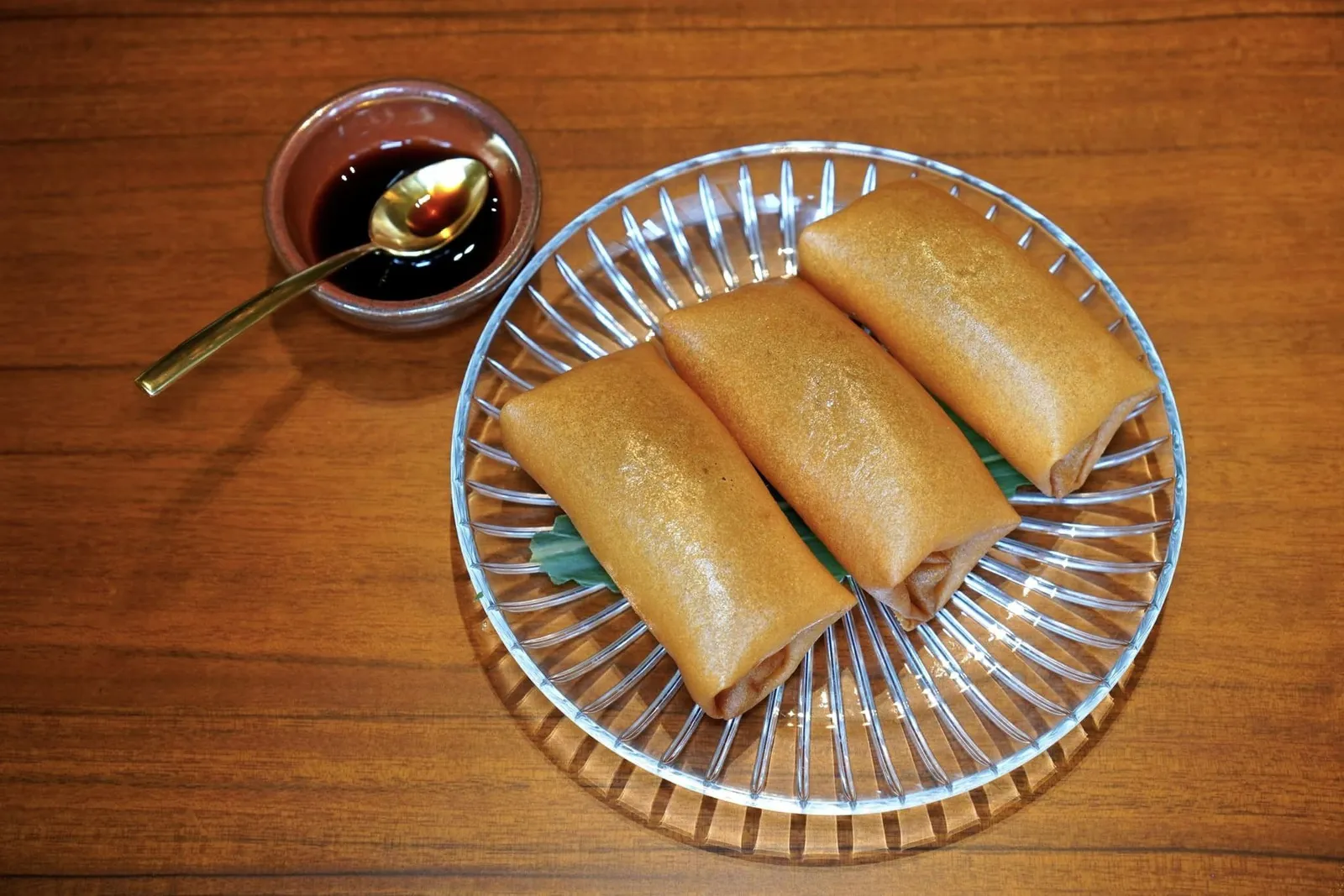 Spring Roll, Chicken, Yellow Chive (48 CNY++) สุดยอดเมนูติ่มซำไฮไลท์ในวันนี้คือปอเปี๊ยะที่เตรียมมาเป็นเลเยอร์สองชั้น ชั้นนอกเป็นแป้งบางกรอบ ไม่อมน้ำมัน ส่วนตรงกลางเป็นปอเปี๊ยะสอดไส้เนื้อไก่และกุ้ยช่าย (16/20)