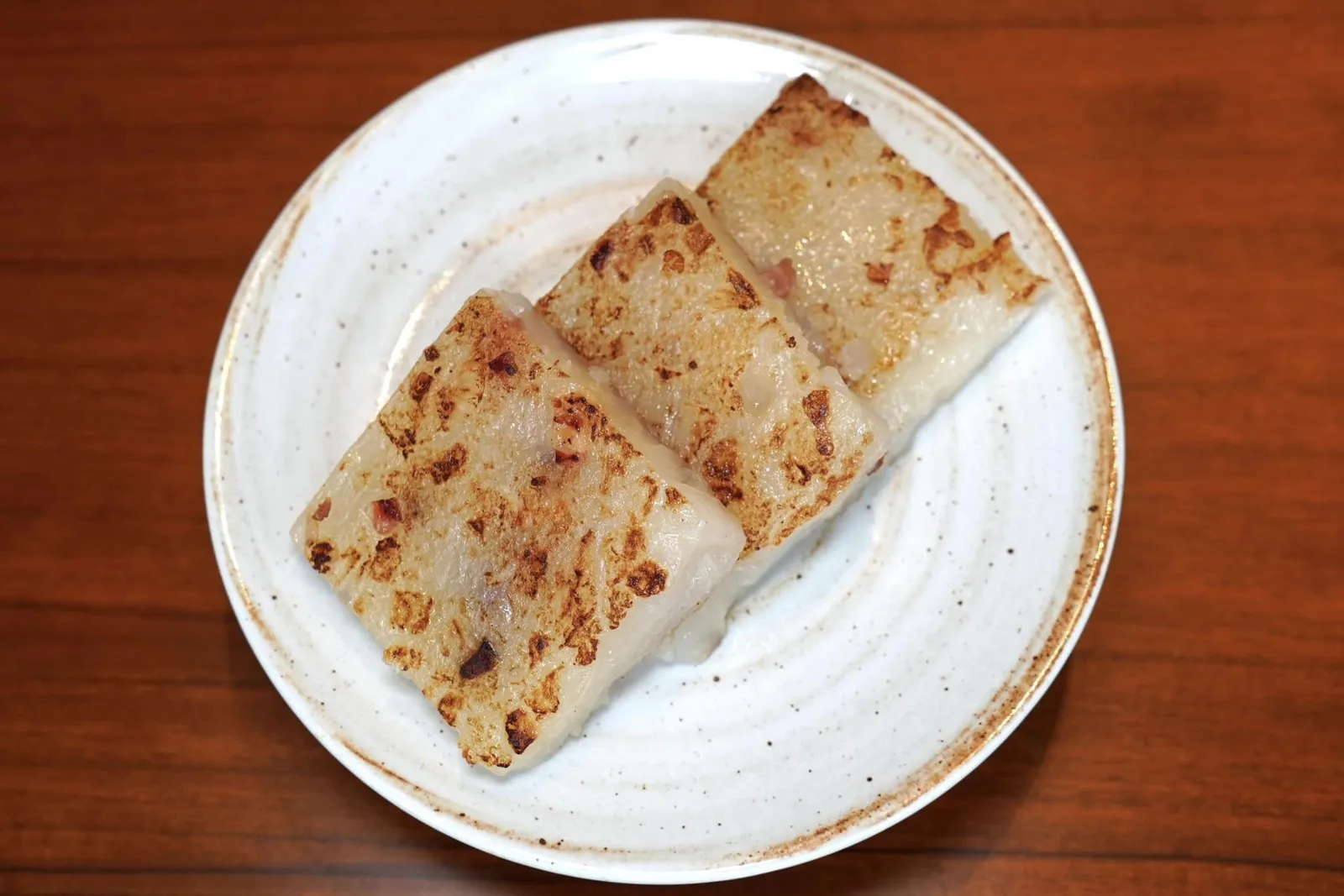 Pan-fried Turnip Cake (58 CNY++) เค้กเทอนิปที่ผ่านการจี่บนกระทะจนสุกพอเหมาะ เนื้อสัมผัสนุ่ม เคี้ยวง่ายตัดด้วยความเปรี้ยวเบา ๆ ของชิ้นแฮม (14/20)