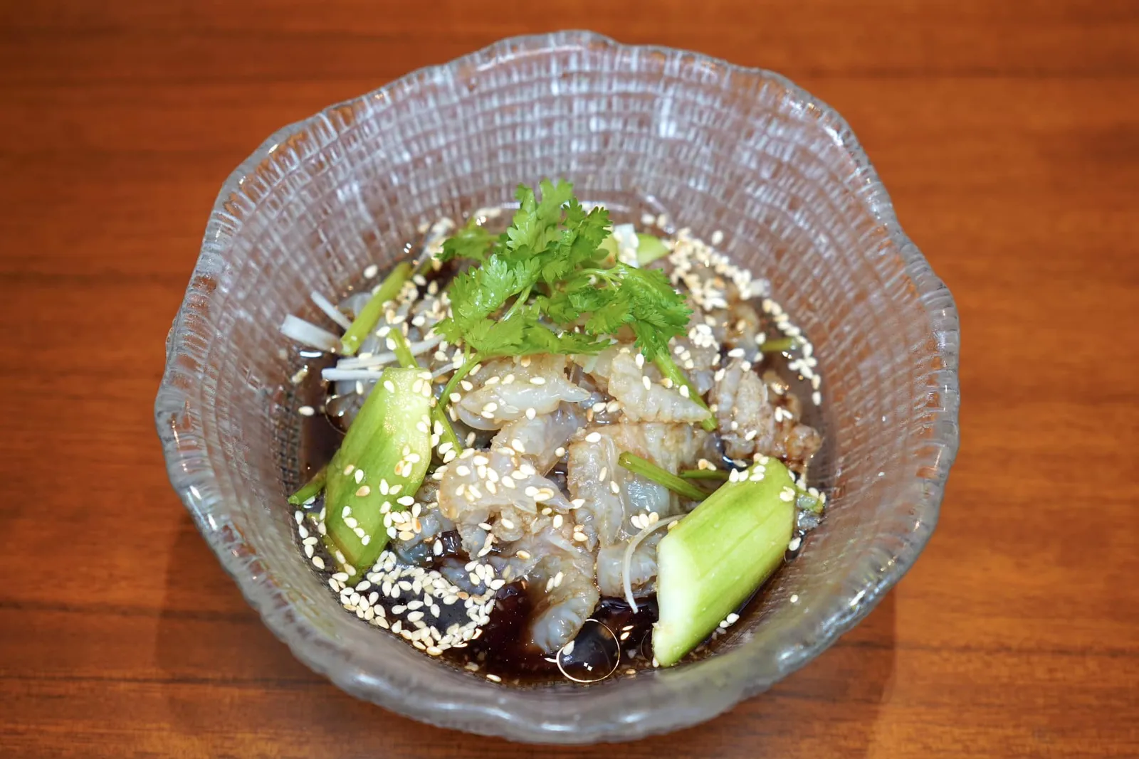 Jellyfish, Vinegar (98 CNY++) เริ่มต้นเรียกน้ำย่อยด้วยเมนูแมงกะพรุนคุณภาพดีสังเกตได้จากเนื้อสัมผัสที่กรอบ เด้ง สู้ฟัน เชฟเสริมด้วยอโรมาอันสดชื่นของแตงกวาก่อนจะราดด้วยน้ำซอสเค็มกลมกล่อมหอมกลิ่นงาขาว (15/20)