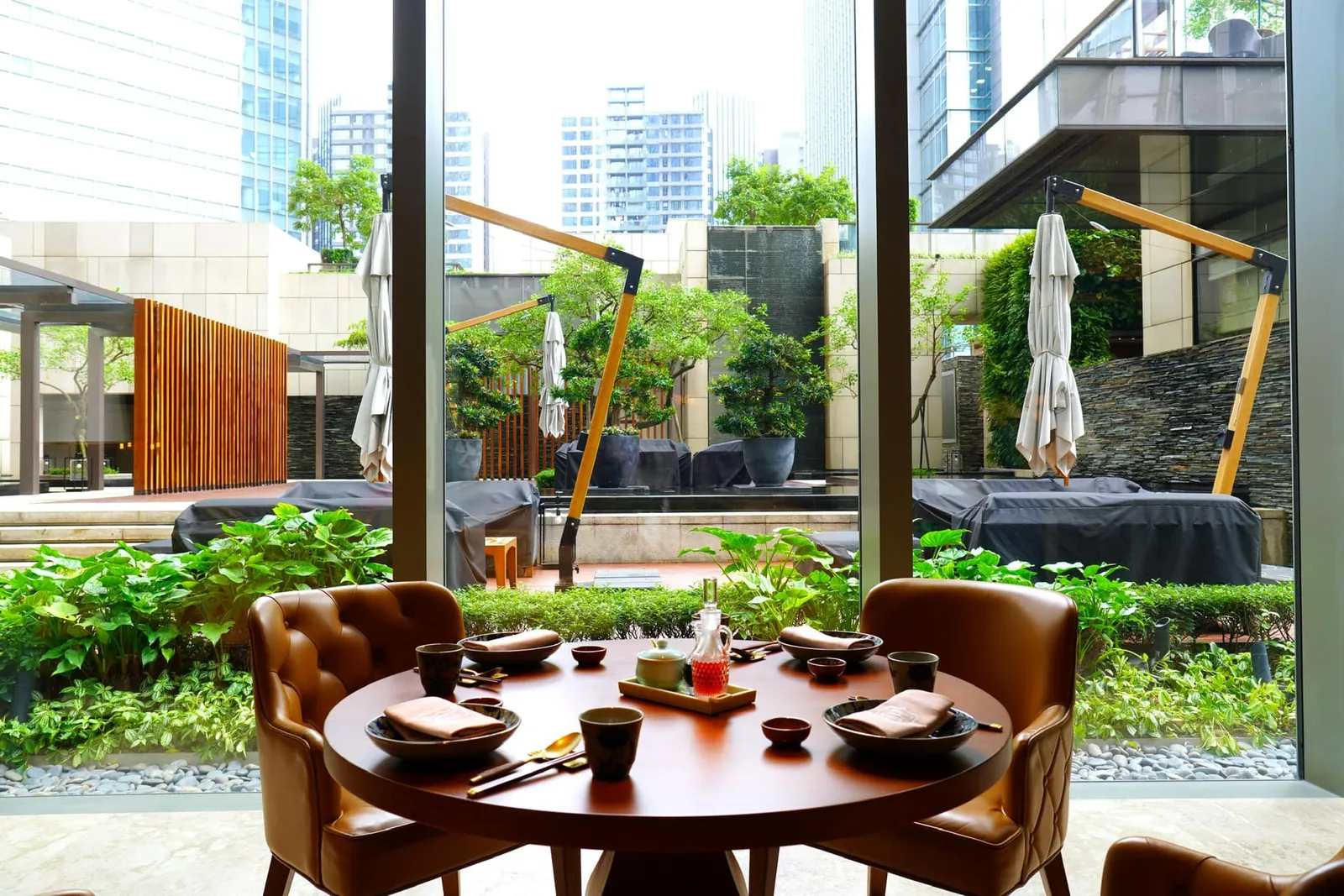 ส่วนใครที่มากันเป็นกลุ่มสามารถขอจองหนึ่งในสามห้องส่วนตัว Garden Villa ที่ตั้งอยู่บริเวณลานคอร์ตยาร์ดในอาคารก็ได้เช่นกัน