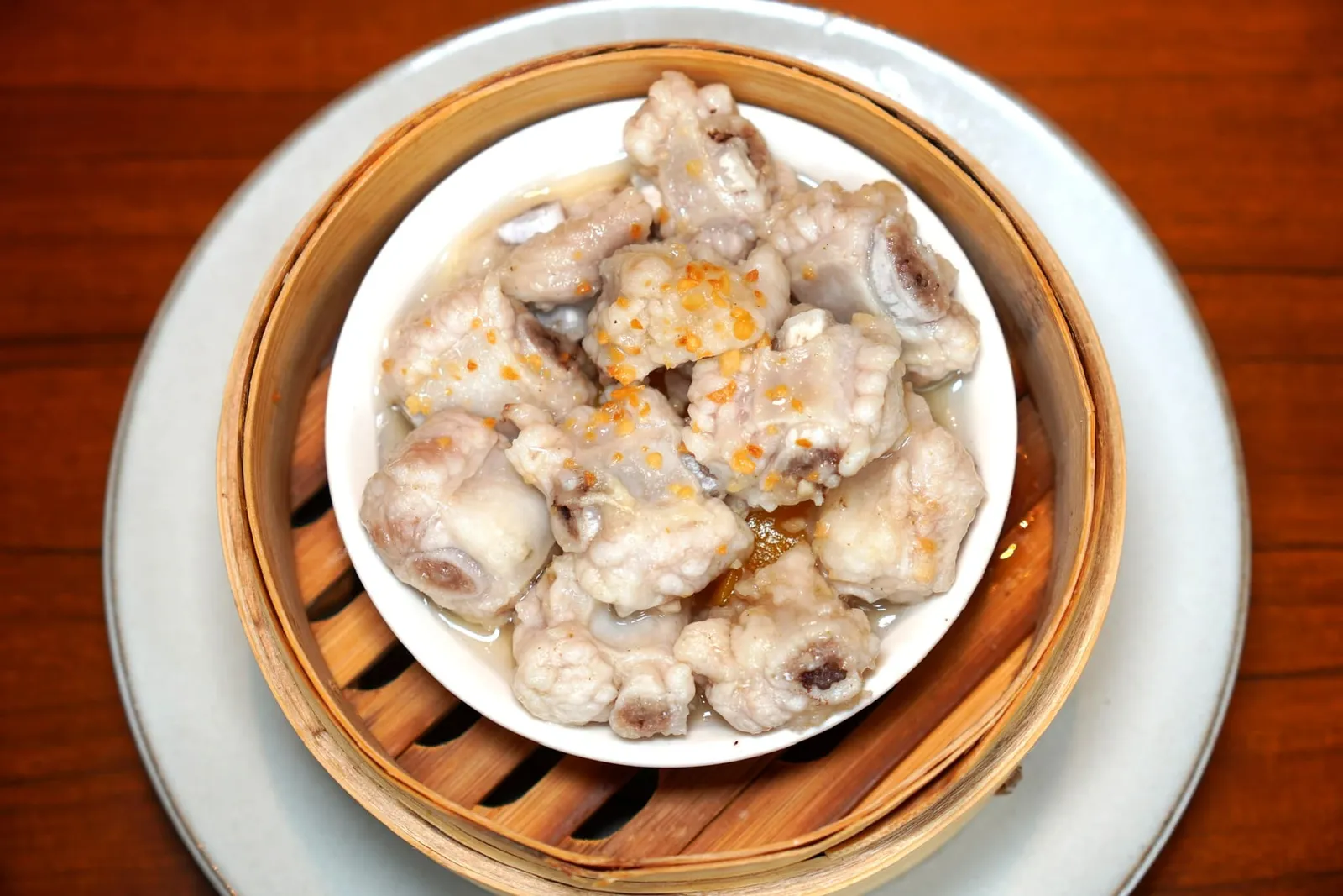 Steamed Pork Ribs, Garlic (88 CNY++) ซี่โครงหมูนึ่งมาสุกกำลังดีสังเกตจากเนื้อสัมผัสที่นุ่ม เพียงใช้ตะเกียบเชียเบา ๆ เนื้อก็พร้อมจะร่อนออกจากกระดูก น้ำซอสรสชาติคลีนมาก หอม รับประทานง่าย (14/20)