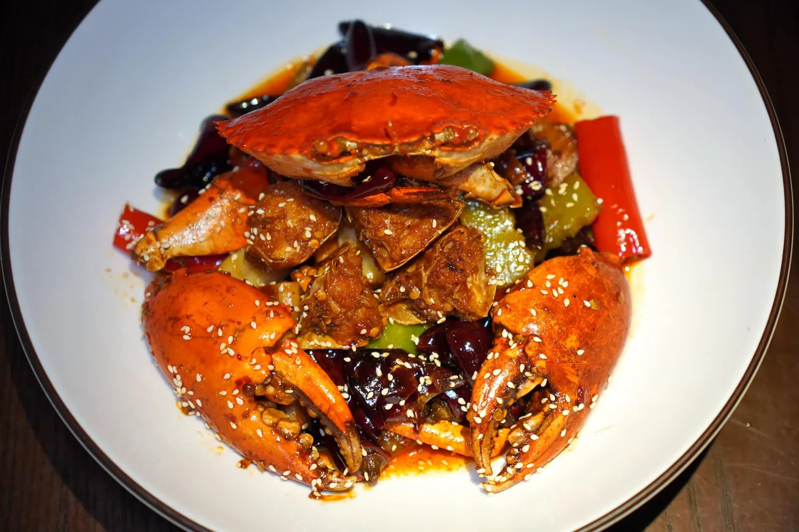Song's Special Spicy Crab (Medium Crab) (238 CNY+) สุดยอดเมนูปูประจำร้านได้จากการนำปูทะเลทั้งตัวไปผัดกับพริกแห้งและผักต่าง ๆ จนได้รสชาติและอโรมาที่เด่นชัด นอกจากนี้เชฟยังใส่งาขาวลงไปด้วย อย่างไรก็ตามเนื้อปูที่คั่วมาในไฟแรงอาจทำให้เนื้อสัมผัสแห้งเกินไปเล็กน้อย (15/20)