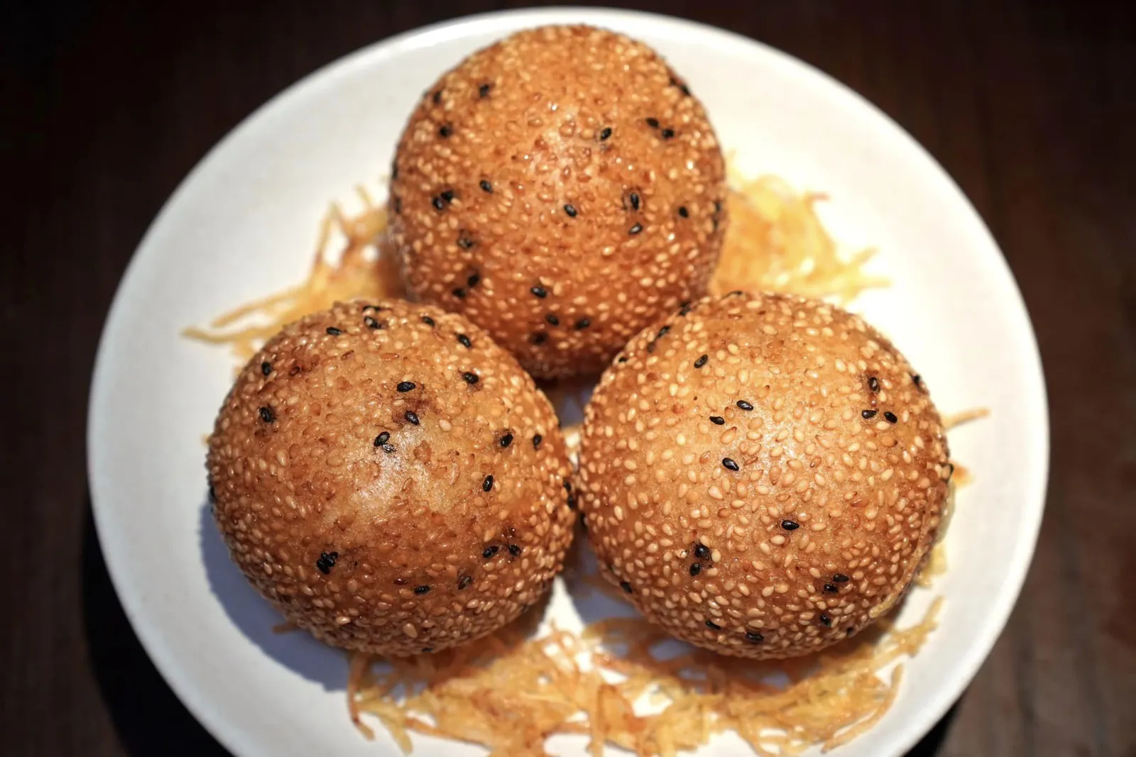 Deep-fried Sesame Glutinous Rice Ball (38 CNY+) ของหวานจานแรกคือไข่หงษ์ทอดกรอบเสิร์ฟมาแบบชิ้นโต ๆ 3 ลูก อย่างไรก็ตามตัวหลังจากลองชิมดูพบว่าแป้งไม่ได้ให้ความรู้สึกหนักท้องมากนัก ด้านนอกยังมีการคลุกงาดำและขาวส่งอโรมาหอมคลุ้งอีกด้วย (15/20)