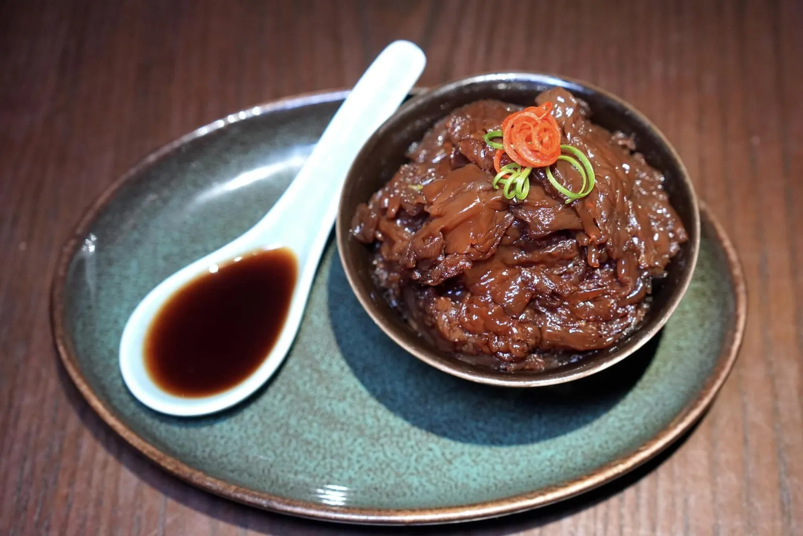 Premium Black Vinegar-Pickled Fungus and Jellyfish (58 CNY+) เริ่มต้นด้วยเมนูเรียกน้ำย่อยที่ได้จากการนำเห็ดหูหนูดำและแมงกะพรุนไปดองในน้ำส้มสายชูเกรดพรีเมี่ยม เนื้อสัมผัสของทั้งสององค์ประกอบมีความกรึบและรสชาติเปรี้ยวนำช่วยกระตุ้นน้ำย่อยได้ดีมาก ๆ (15/20)