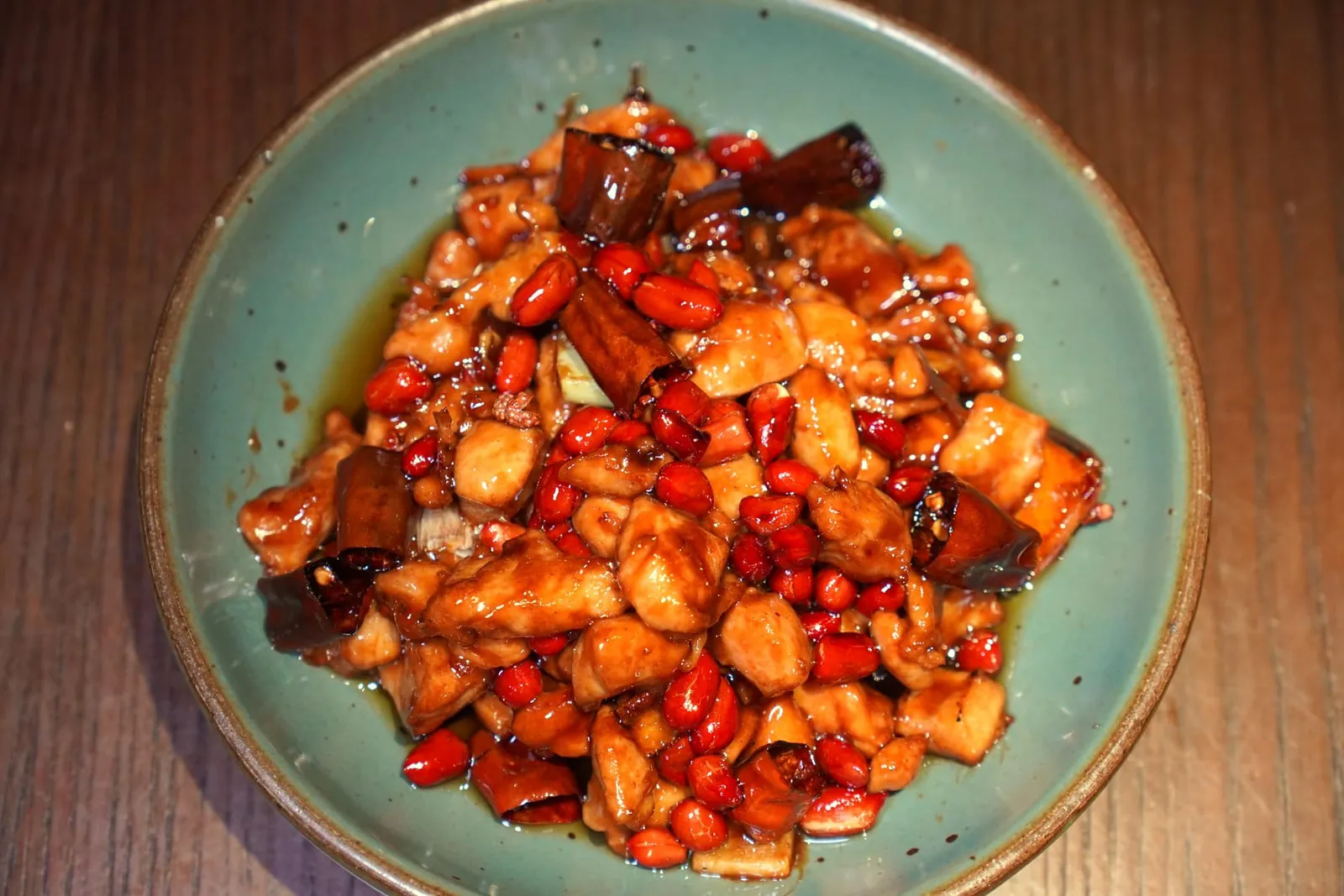 ”Kung Po“ Chicken (78 CNY+) ไก่กงเปาเป็นเมนูขึ้นชื่อจากมณฑลเสฉวน ชิ้นไก่มีคสามนุ่ม สุกกำลังดี มีความเปรี้ยวหวานและความเผ็ดของพริกแห้ง เชฟใส่ถั่วลิสงลงมาด้วยตามสูตรดั้งเดิมของเมนูนี้เพื่อเพิ่มความกรอบและความสนุกขณะเคี้ยวนั่นเอง (15/20)