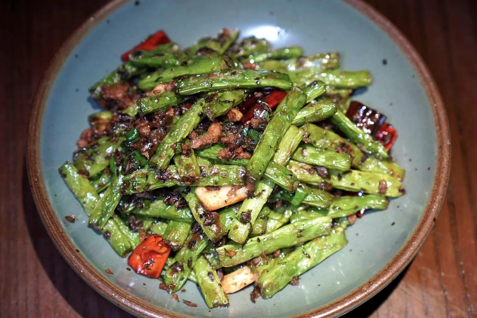 Dry-fried Spicy Green Bean with Minced Pork (58 CNY+) ถั่วแขกผัดกับหมูสับจนแห้งแต่ไร้ซึ่งความกระด้างทั้งหมูและถั่ว นอกจากนี้ถั่วทุกบิ้นยังคงมีความฉ่ำ มีความหอมของการคั่วด้วยไฟแรง มีรสชาติเผ็ดที่พอเหมาะสามารถรับประทานตัดกับความเผ็ดของอาหารจานอื่นได้ดีมาก ๆ (15/20)