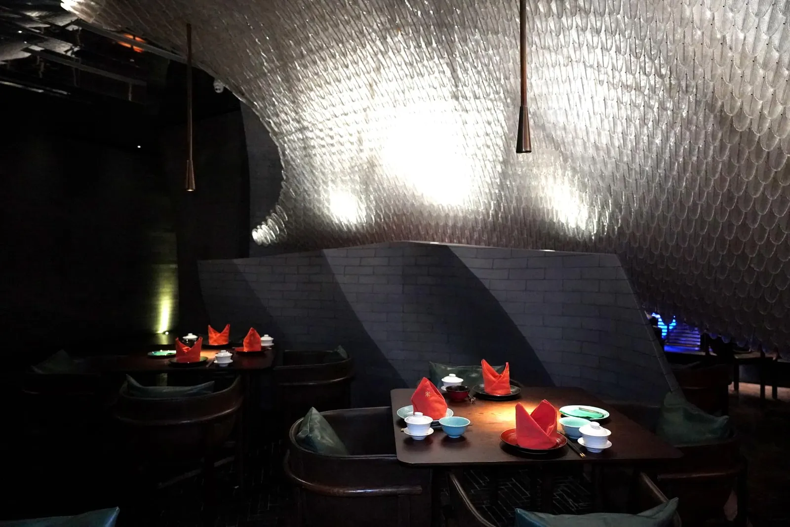หากใครที่สื่อสารภาษาจีนได้เราขอแนะนำให้จองโต๊ะล่วงหน้าแต่ทางร้านจะปล่อยคิวออกหากมาสายเกิน 15 นาที ส่วนใครที่เป็นนักเดินทางสามารถมารับคิวแบบ Walk In ได้เช่นกันแต่ให้เลี่ยงช่วงเวลา 6 โมงถึง 1 ทุ่มเนื่องจากอาจมีผู้คิวคิวจำนวนมาก