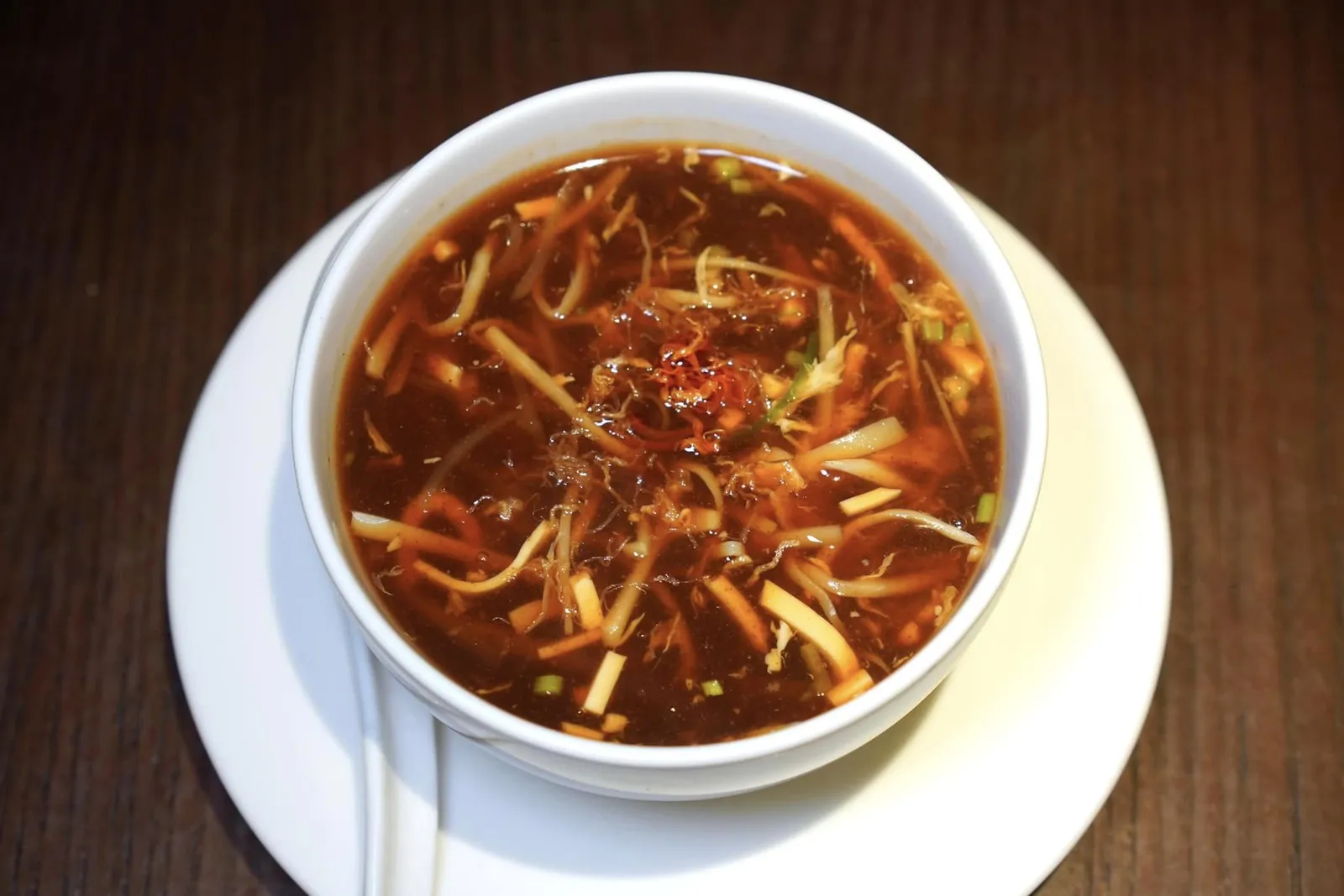 Hot and Sour Soup (48 CNY+) ซุปเปรี้ยวหวานสไตล์เสฉวนให้รสชาติตรงต้ามต้นฉบับ ทั้งยังมีเนื้อสัมผัสที่หลากหลาย เชฟเสิร์ฟมาร้อน ๆ ซดแล้วคล่องคอ (15/20)
