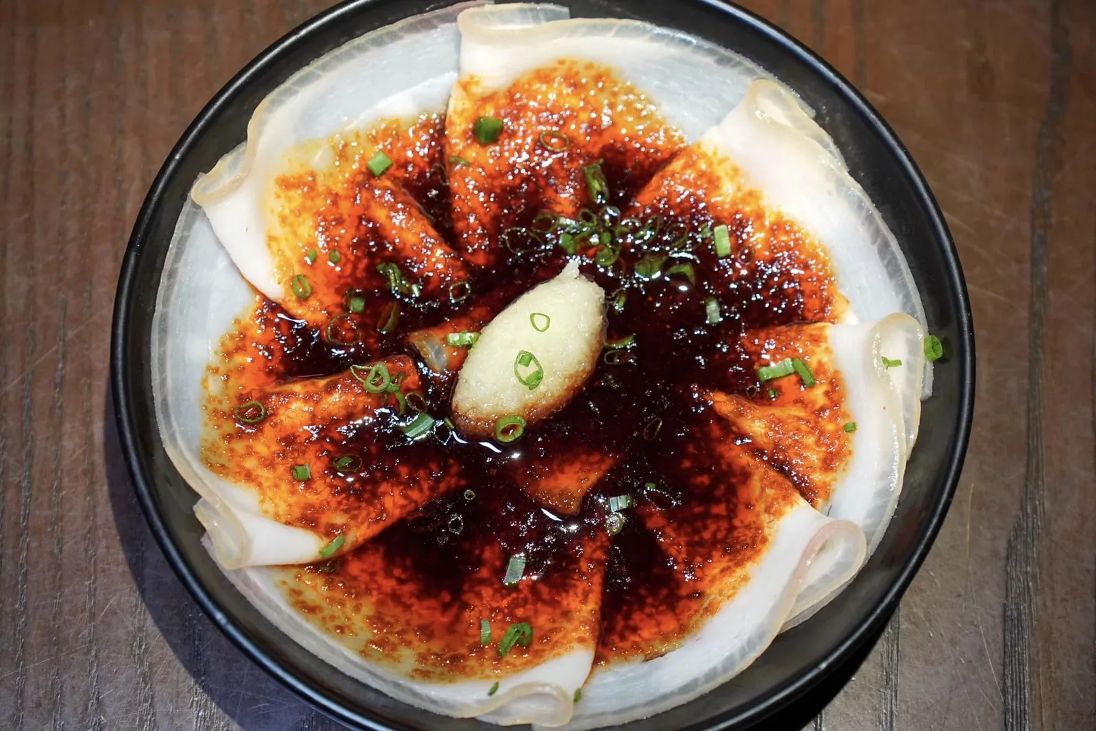Pork Belly Slices with Mashed Garlic (68 CNY+) เนื้อหมูส่วนสามชั้นสไลด์มาเป็นแผ่นบาง ๆ เท่ากันทุกชิ้นราดด้วยน้ำพริกเผารสชาติจัดจ้าน เชฟตัดด้วยอโรมาที่ฉุนของกระเทียมบดและต้นหอม ทั้งยังมีรสชาติหวานเบา ๆ เป็น Aftertaste อีกด้วย (15/20)