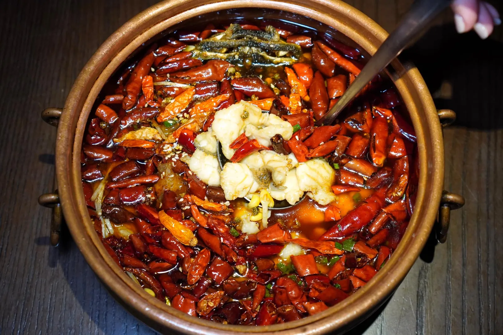 Signature Spicy Boiled Tiger Grouper (258 CNY+) สุดยอดเมนูซิกเนเจอร์ของร้านจานแรกคือปลาเก๋าที่ต้มจนสุกมาในน้ำที่เต็มไปด้วยเครื่องเทศและสมุนไพรเสฉวนจนเข้าเนื้อ ชิ้นปลานุ่มแต่ยังคงความสู้ฟันอยู่บ้าง นอกจากนี้ตัวน้ำซุปที่เคลือบชิ้นปลาจะมีความจัดจ้านและรสเปรี้ยวที่พอเหมาะ เชฟยังใส่ถั่วงอกมาใหาให้ด้วยเพื่อช่วยเพิ่มมิติทางเนื้อสัมผัส (16/20)