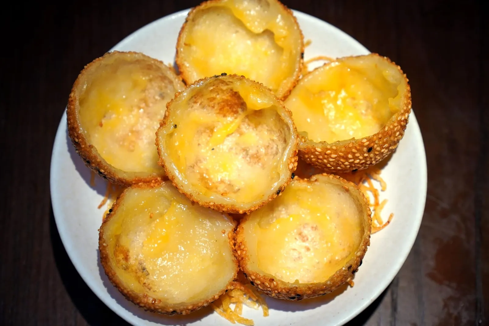 Deep-fried Sesame Glutinous Rice Ball (38 CNY+) พนักงานจะนำไปตัดแบ่งเป็นสองส่วน ตรงกลางมีคัสตาร์ดอยู่ วิธีรับประททนให้ใส่แป้งกรอบ ๆ ลงไปด้วยเพื่อเพิ่มมิติทางเนื้อสัมผัส (15/20)
